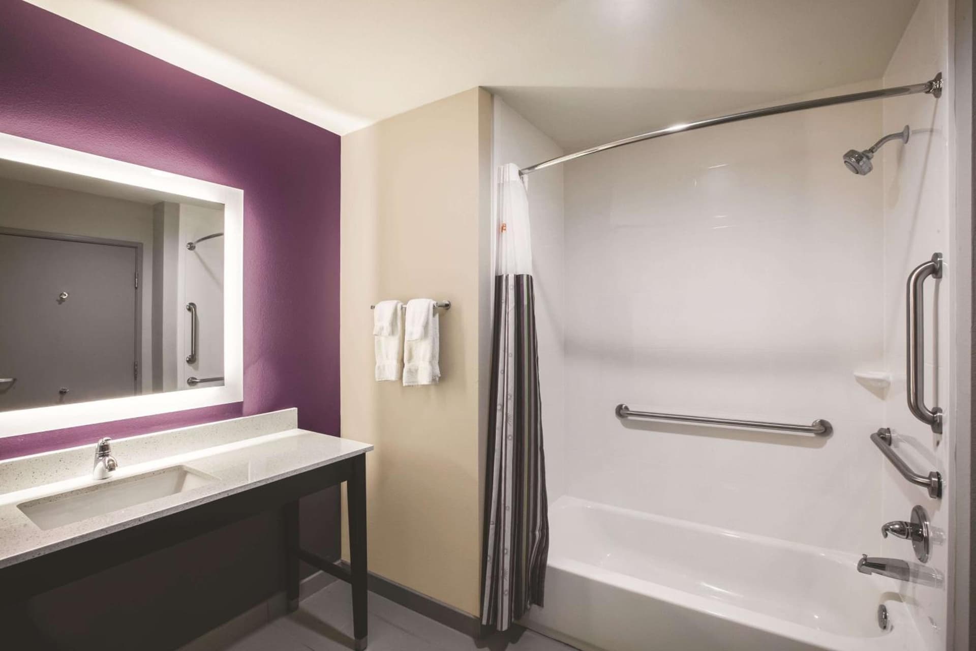 La Quinta by Wyndham Dallas Northeast-Arboretum gallery photo in Garland, TX — image 30