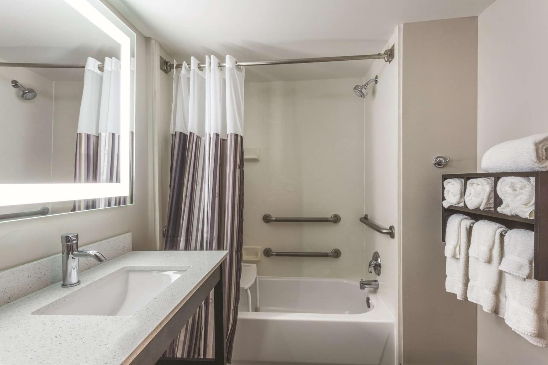 La Quinta by Wyndham Columbus North gallery photo in Columbus, GA — image 35