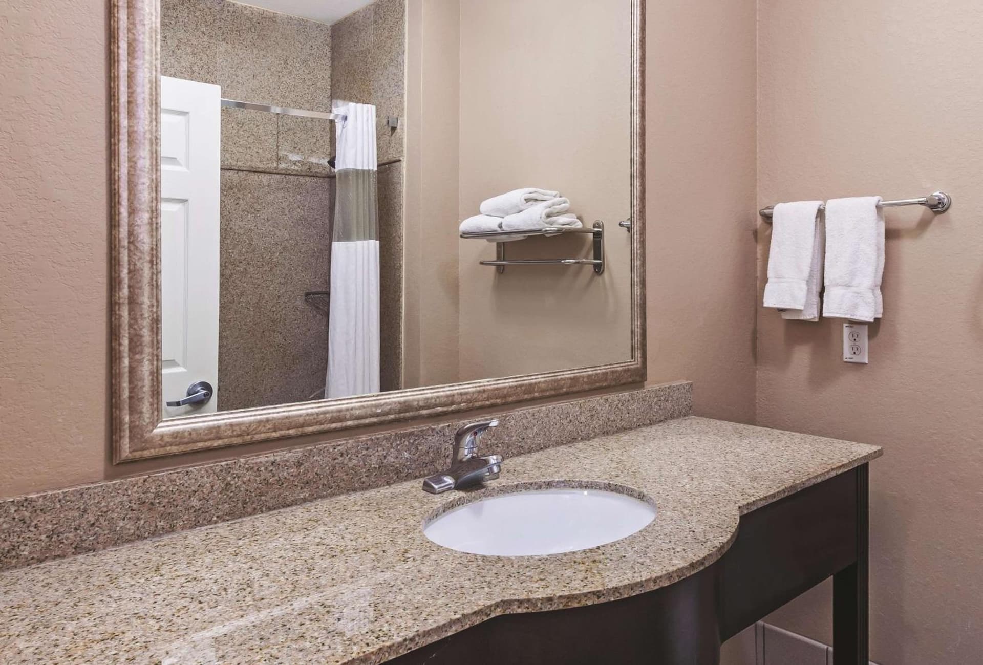 La Quinta by Wyndham Pearland gallery photo in Pearland, TX — image 33
