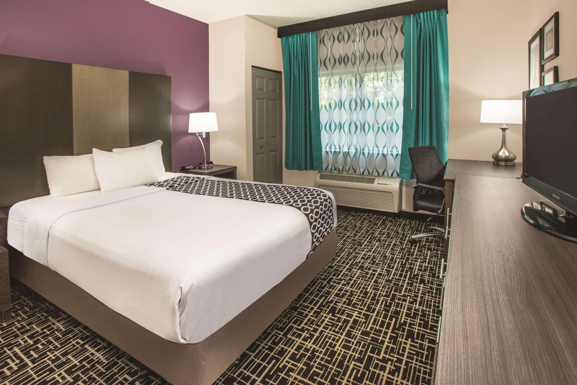 La Quinta Inn by Wyndham Indianapolis North interior in Indianapolis, IN — gallery photo 2