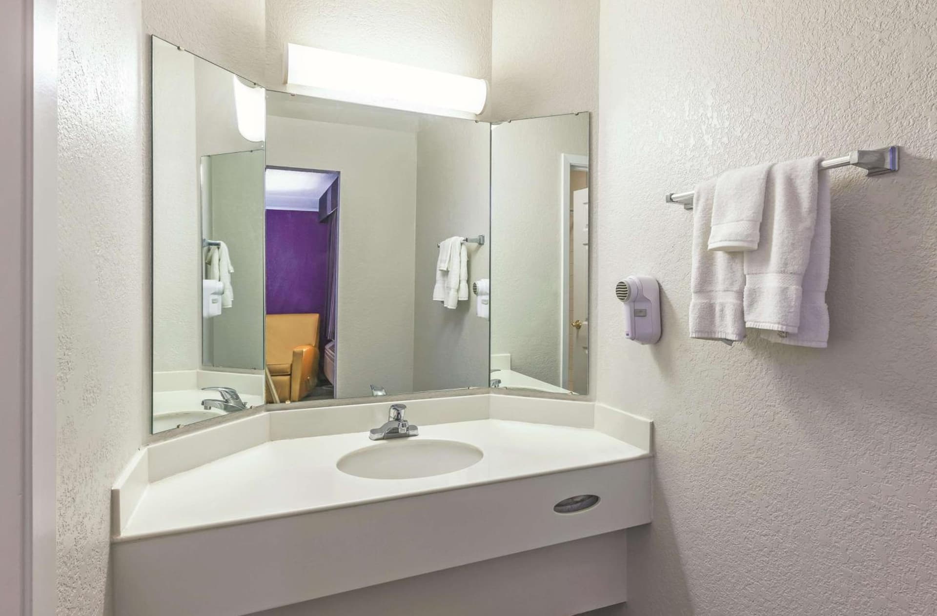 Howard Johnson by Wyndham Sacramento Downtown gallery photo in Sacramento, CA — image 9