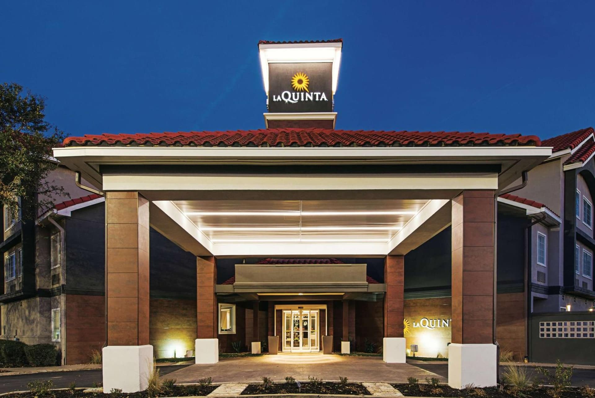 La Quinta Inn & Suites by Wyndham Austin Near The Domain featured exterior or lobby in Austin, TX — similar hotel