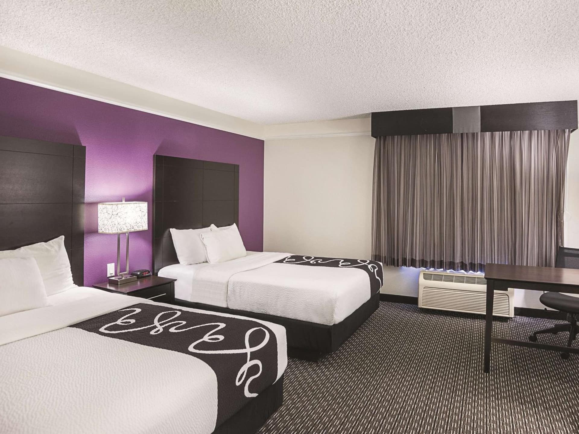 La Quinta Inn & Suites by Wyndham Phoenix Scottsdale gallery photo in Scottsdale, AZ — image 12