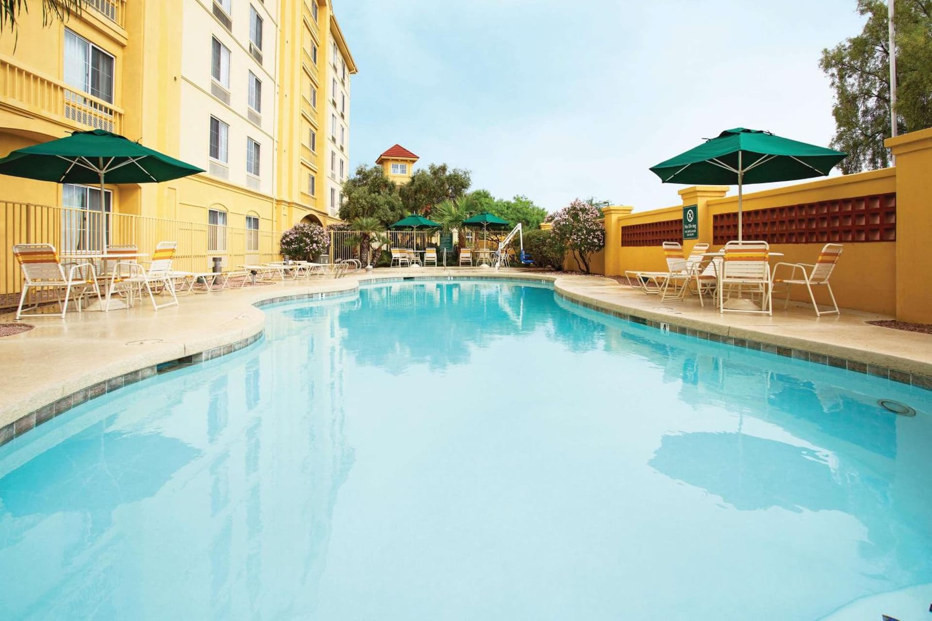 La Quinta Inn & Suites by Wyndham Mesa Superstition Springs interior in Mesa, AZ — gallery photo 2