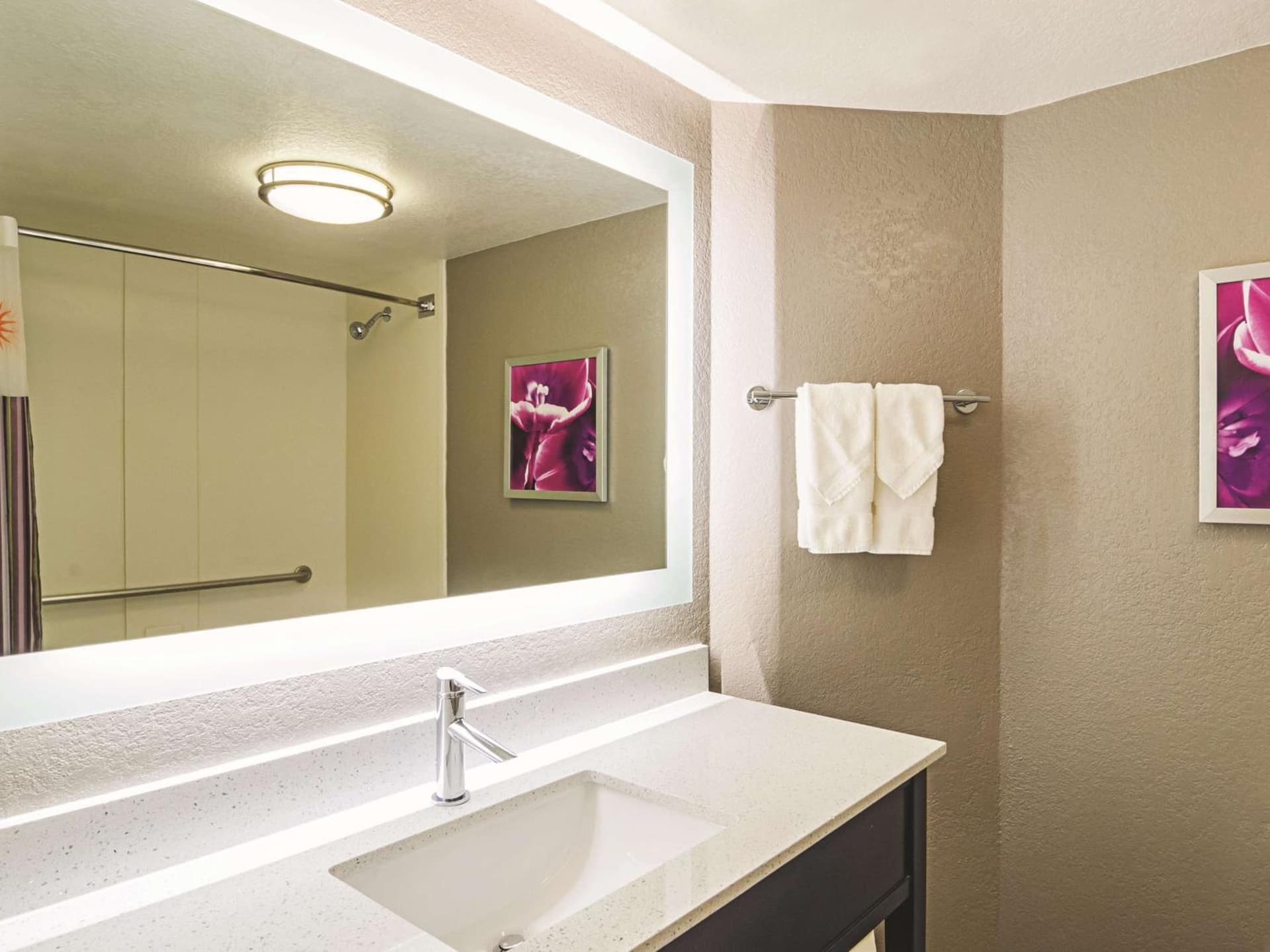 La Quinta Inn & Suites by Wyndham Denver Airport DIA gallery photo in Denver, CO — image 31