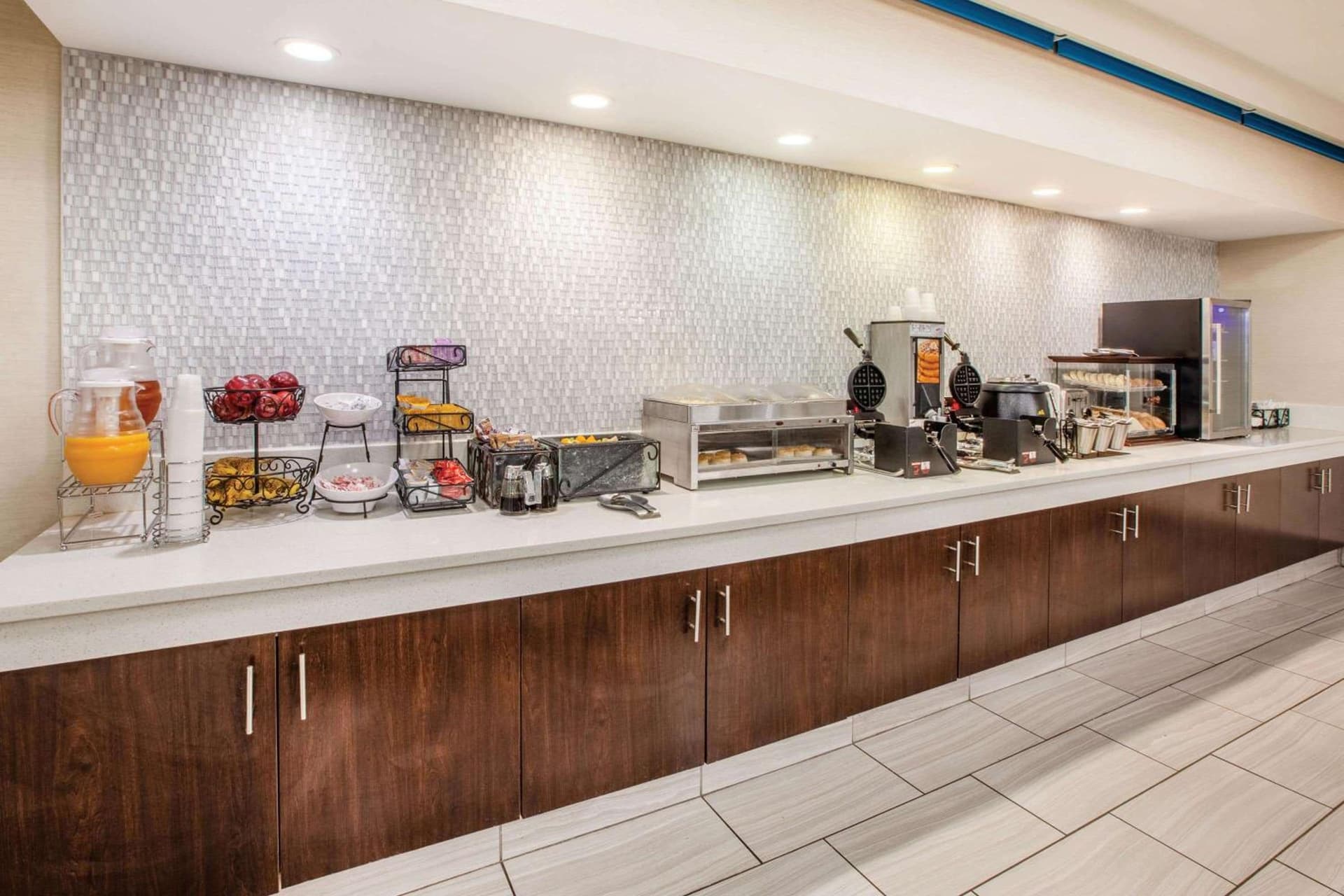 La Quinta by Wyndham Cincinnati Airport Florence gallery photo in Florence, KY — image 5