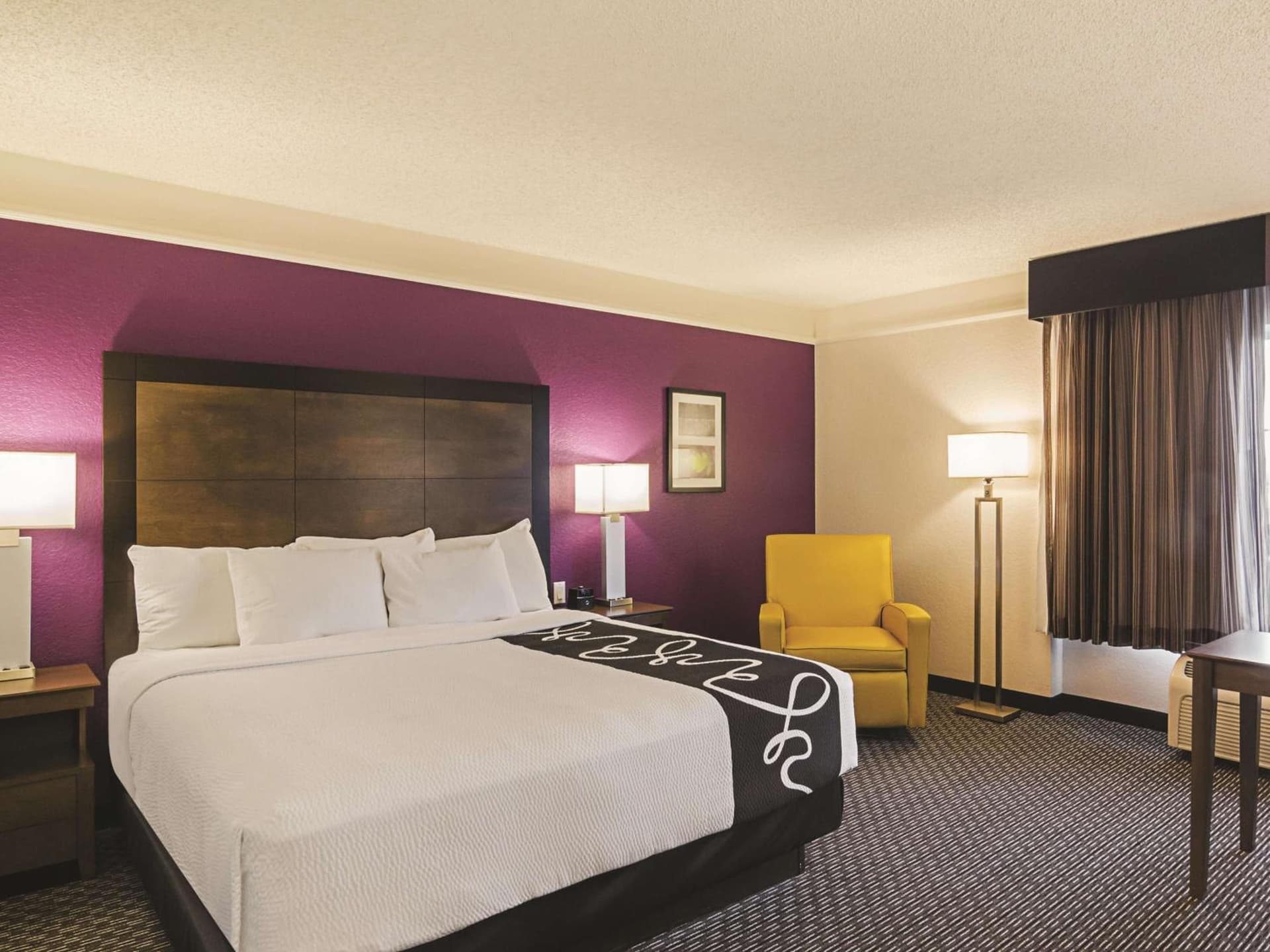 La Quinta Inn & Suites by Wyndham Denver Airport DIA interior in Denver, CO — gallery photo 2