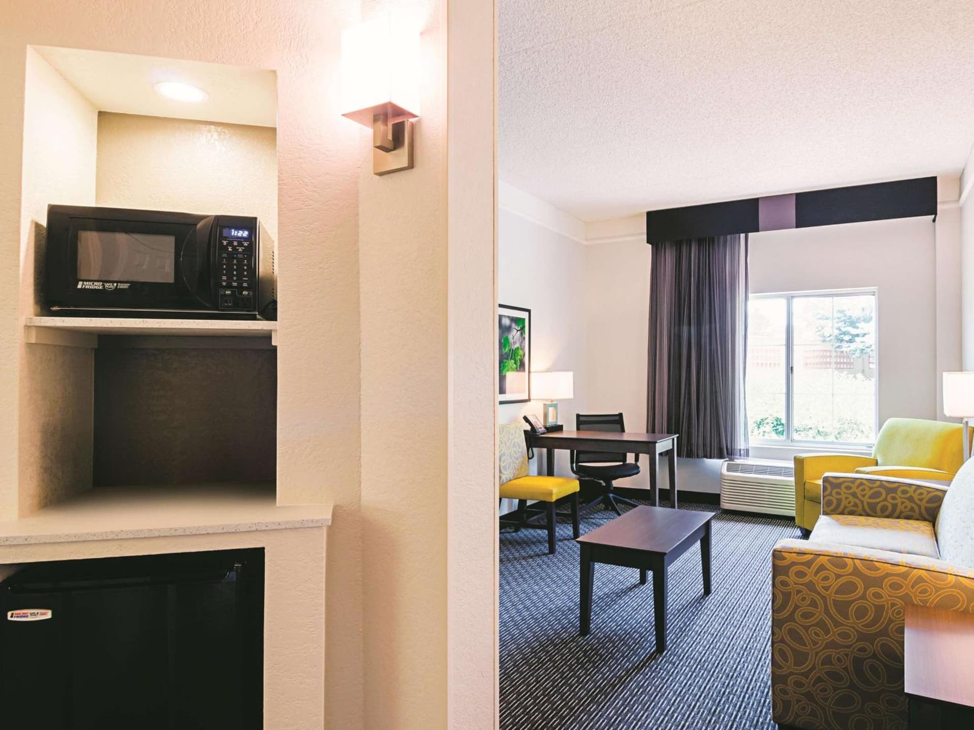 La Quinta Inn & Suites by Wyndham Denver Airport DIA gallery photo in Denver, CO — image 11