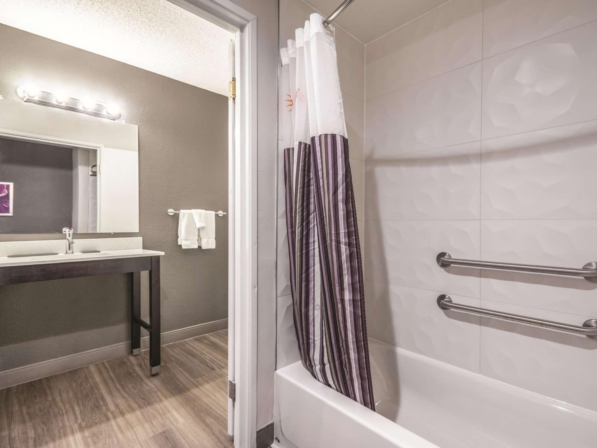 La Quinta by Wyndham Hartford Bradley Airport gallery photo in Windsor Locks — image 8