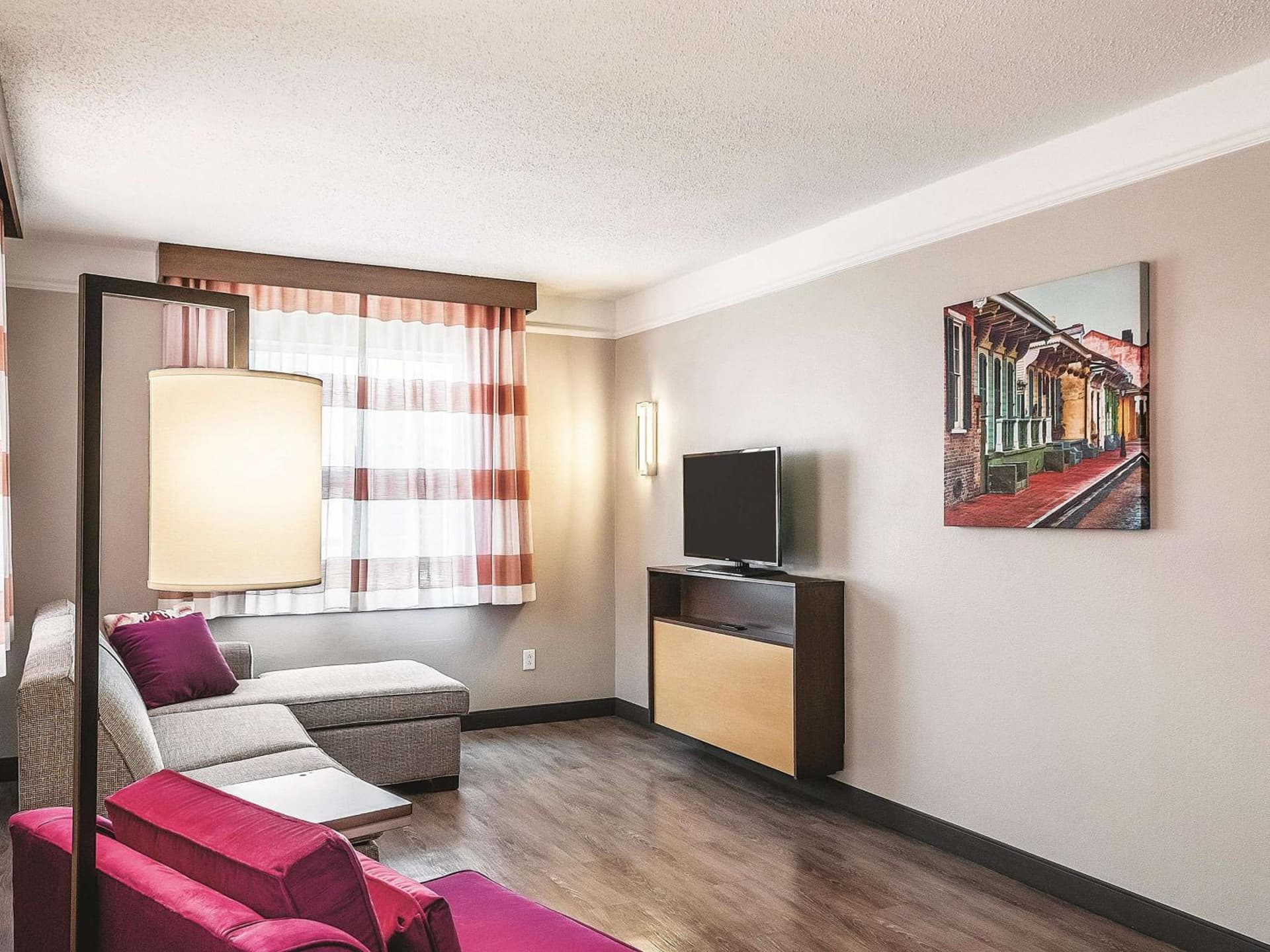 La Quinta Inn & Suites by Wyndham New Orleans Downtown gallery photo in New Orleans, LA — image 11