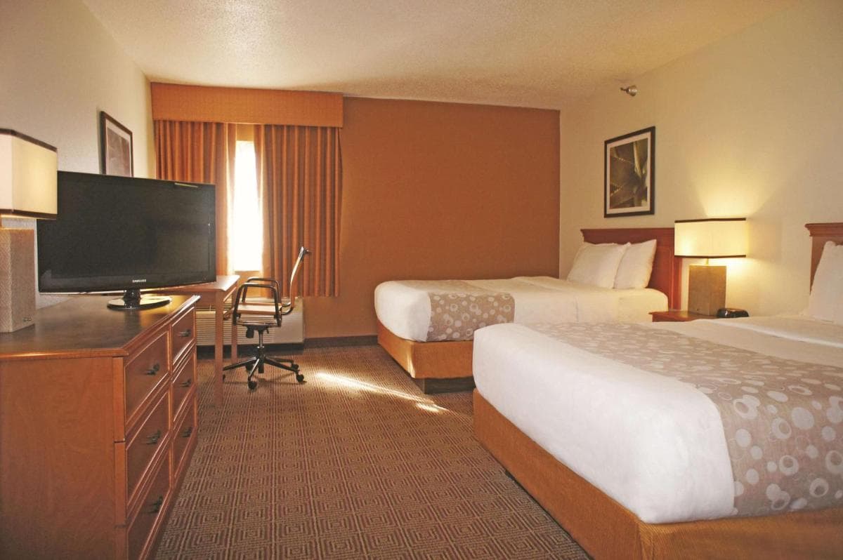 La Quinta Inn by Wyndham Kansas City North interior in Kansas City, MO — gallery photo 2