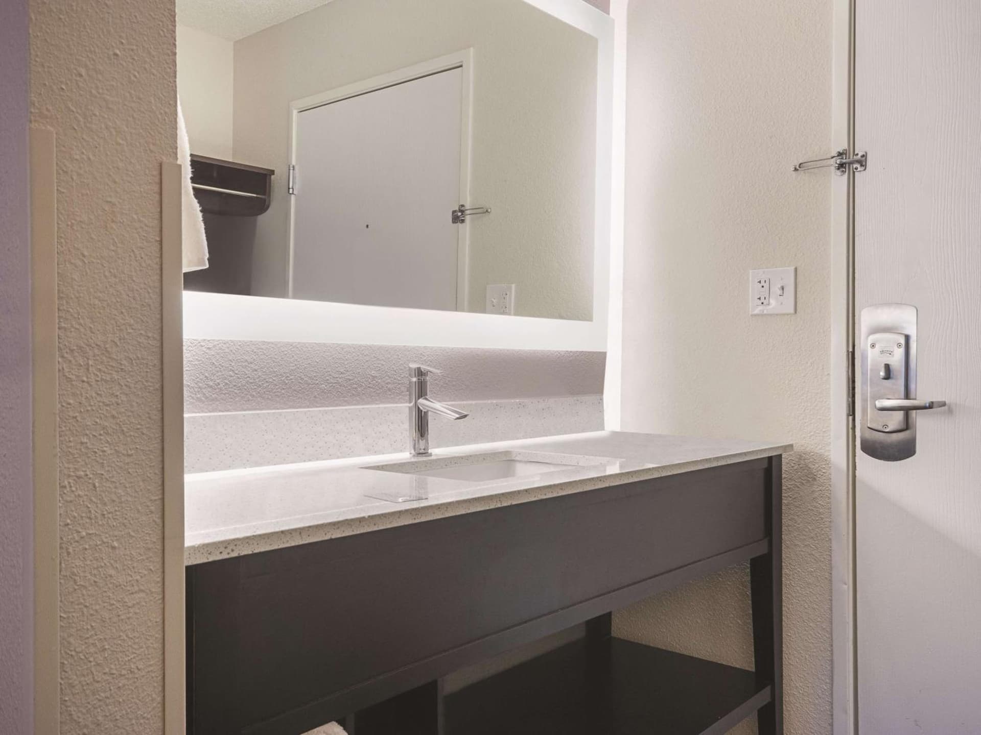 La Quinta by Wyndham Hartford Bradley Airport gallery photo in Windsor Locks — image 21