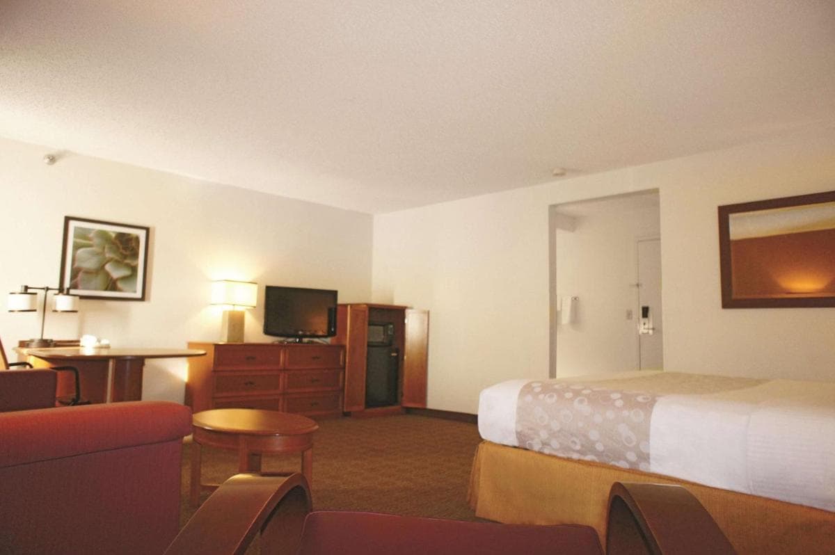 La Quinta Inn by Wyndham Kansas City North property views in Kansas City, MO — gallery photo 3