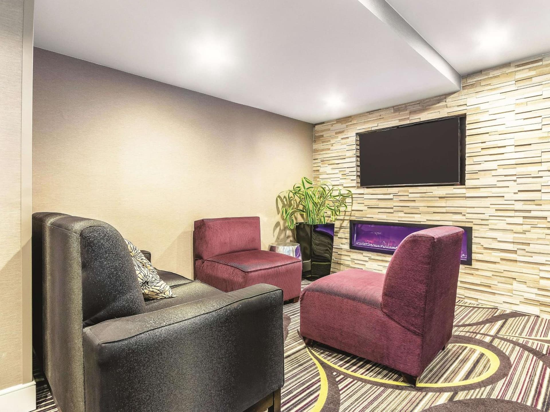 La Quinta by Wyndham Hartford Bradley Airport gallery photo in Windsor Locks — image 34