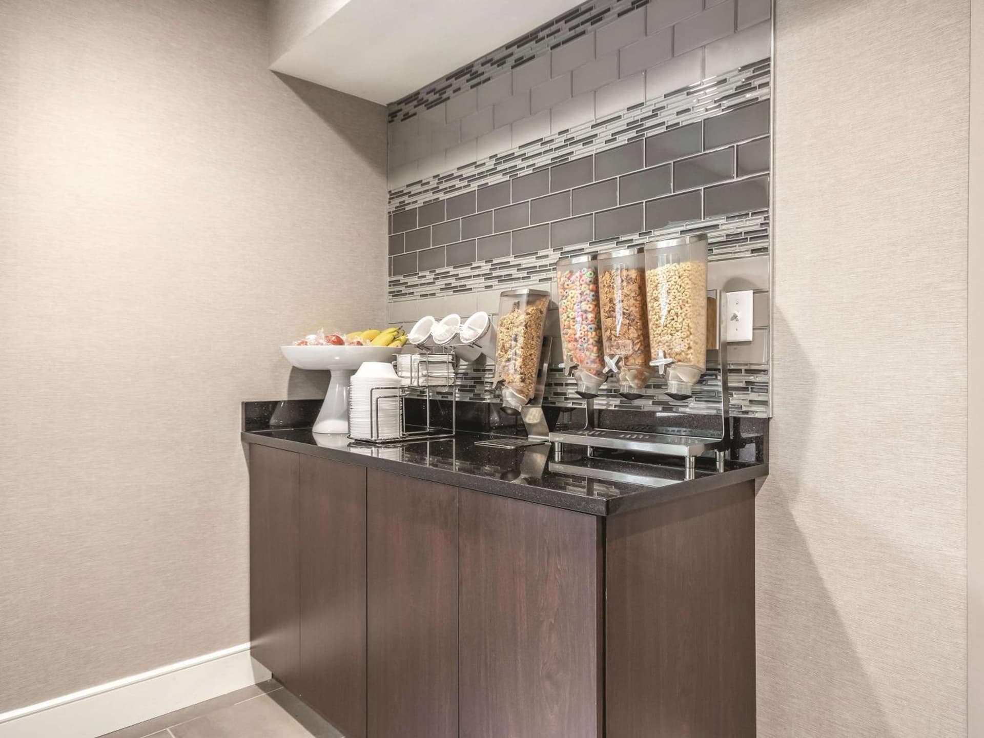 La Quinta by Wyndham Hartford Bradley Airport gallery photo in Windsor Locks — image 37