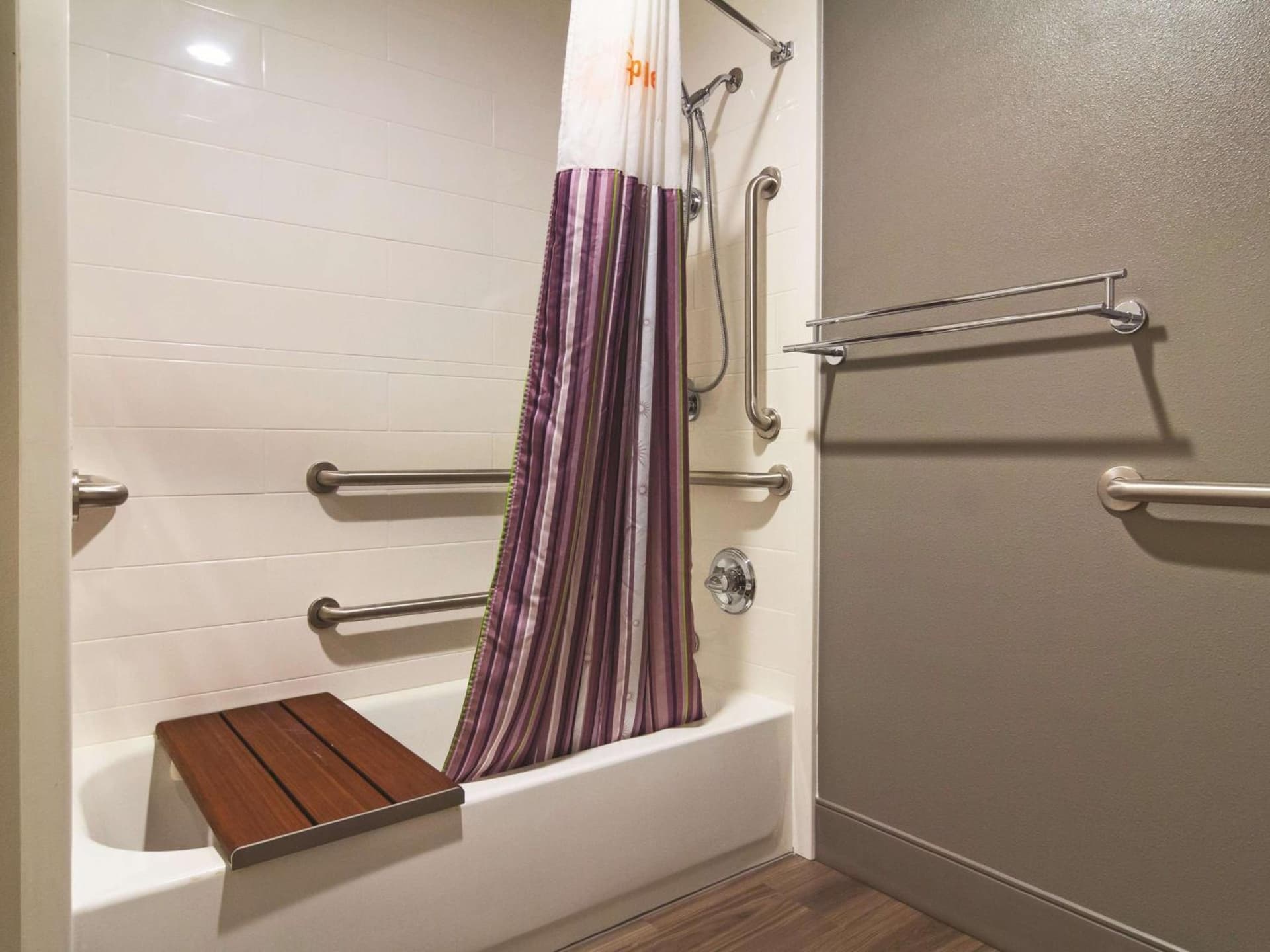 La Quinta Inn & Suites by Wyndham Cleveland - Airport North gallery photo in Cleveland, OH — image 5