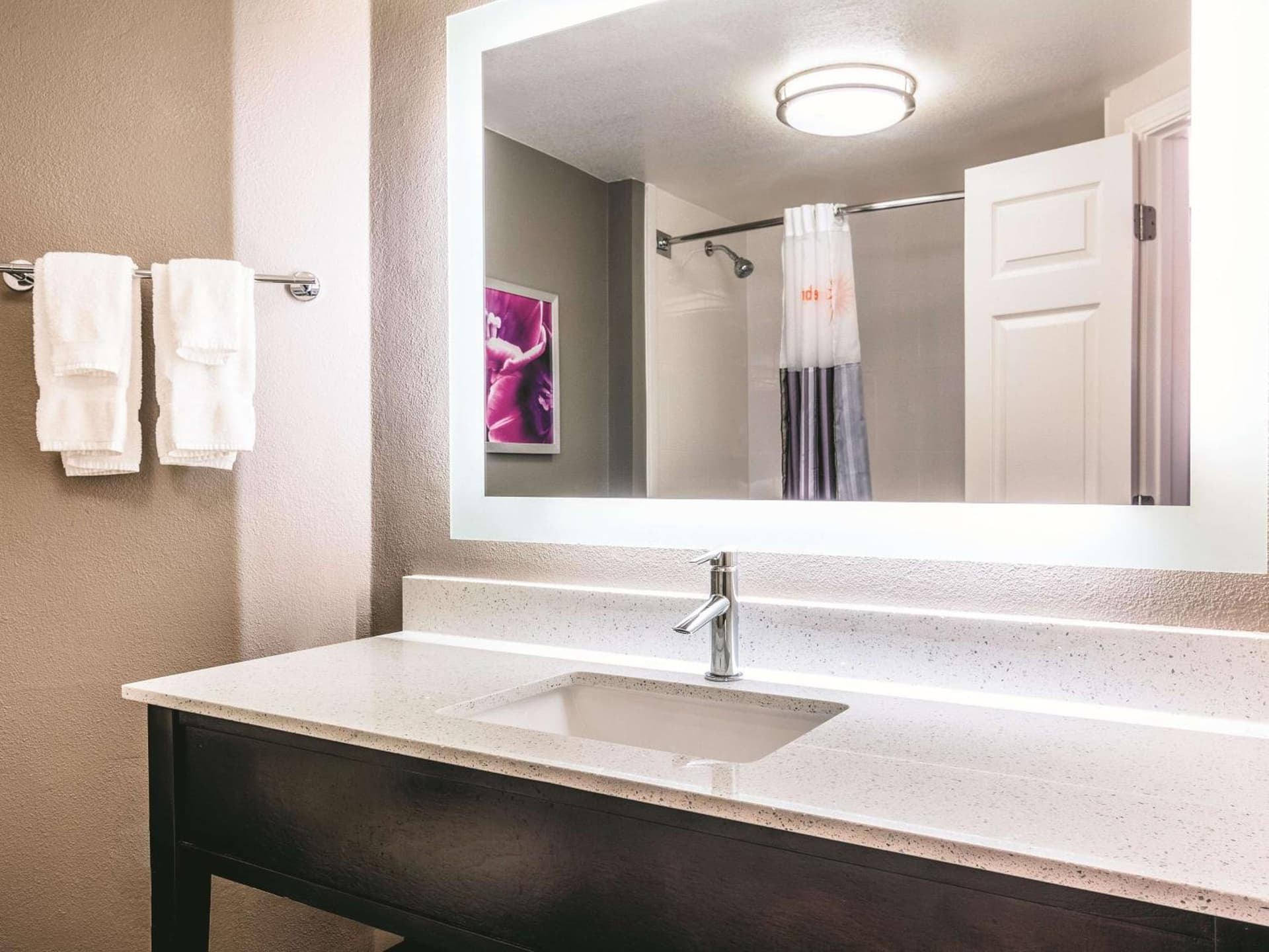 La Quinta Inn & Suites by Wyndham Shreveport Airport gallery photo in Shreveport, LA — image 10