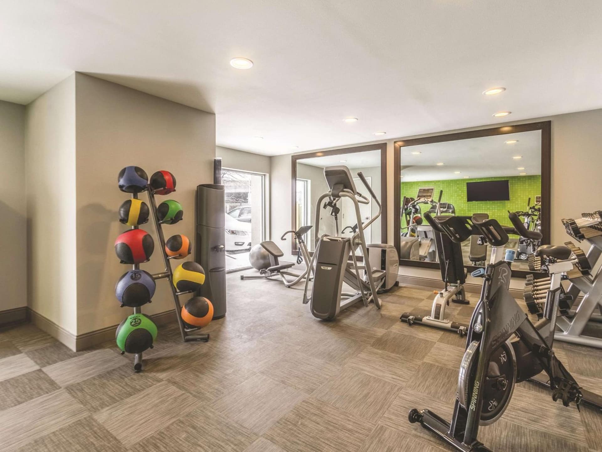 La Quinta Inn & Suites by Wyndham Cleveland - Airport North gallery photo in Cleveland, OH — image 7
