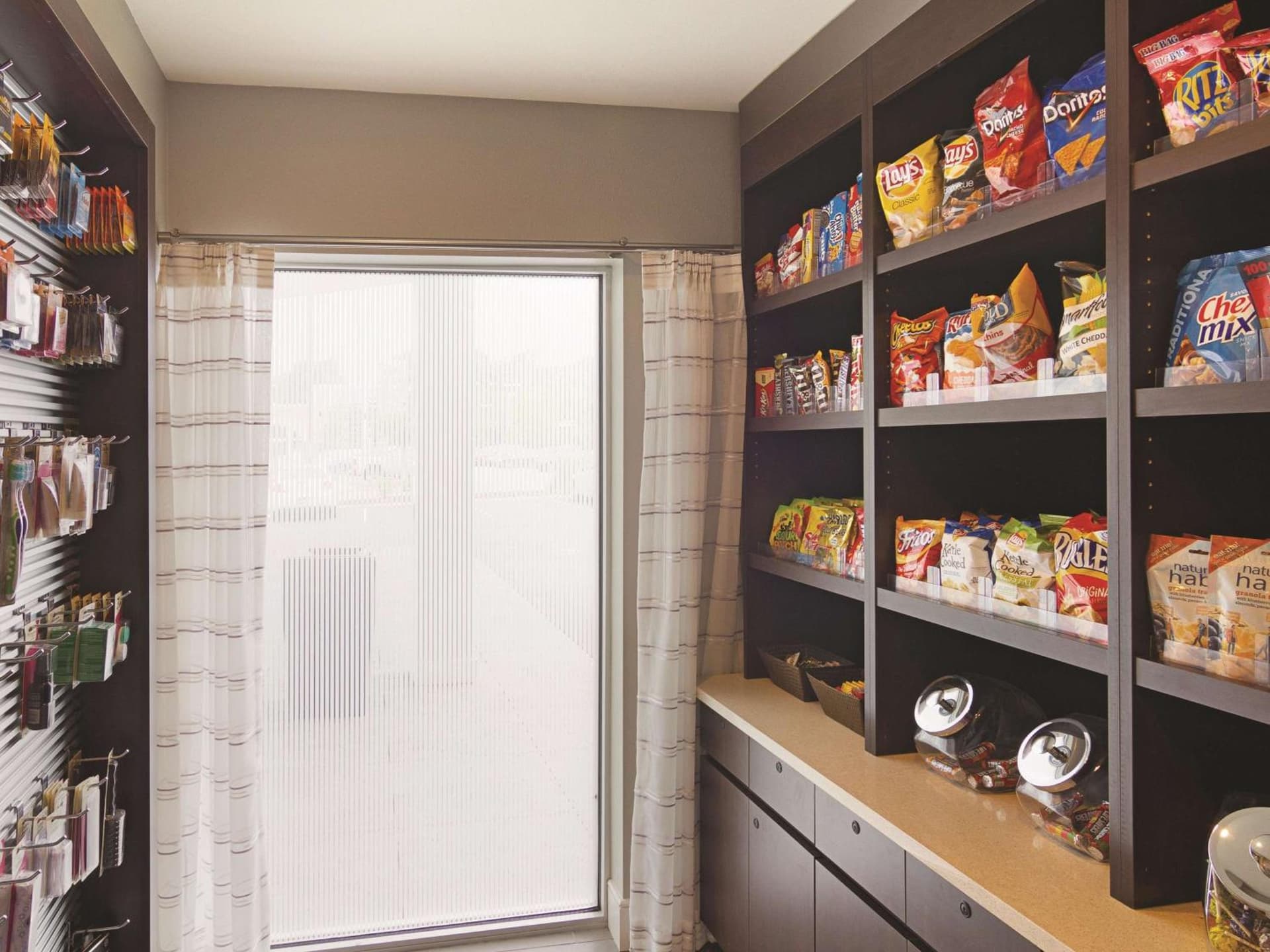 La Quinta Inn & Suites by Wyndham Cleveland - Airport North gallery photo in Cleveland, OH — image 10
