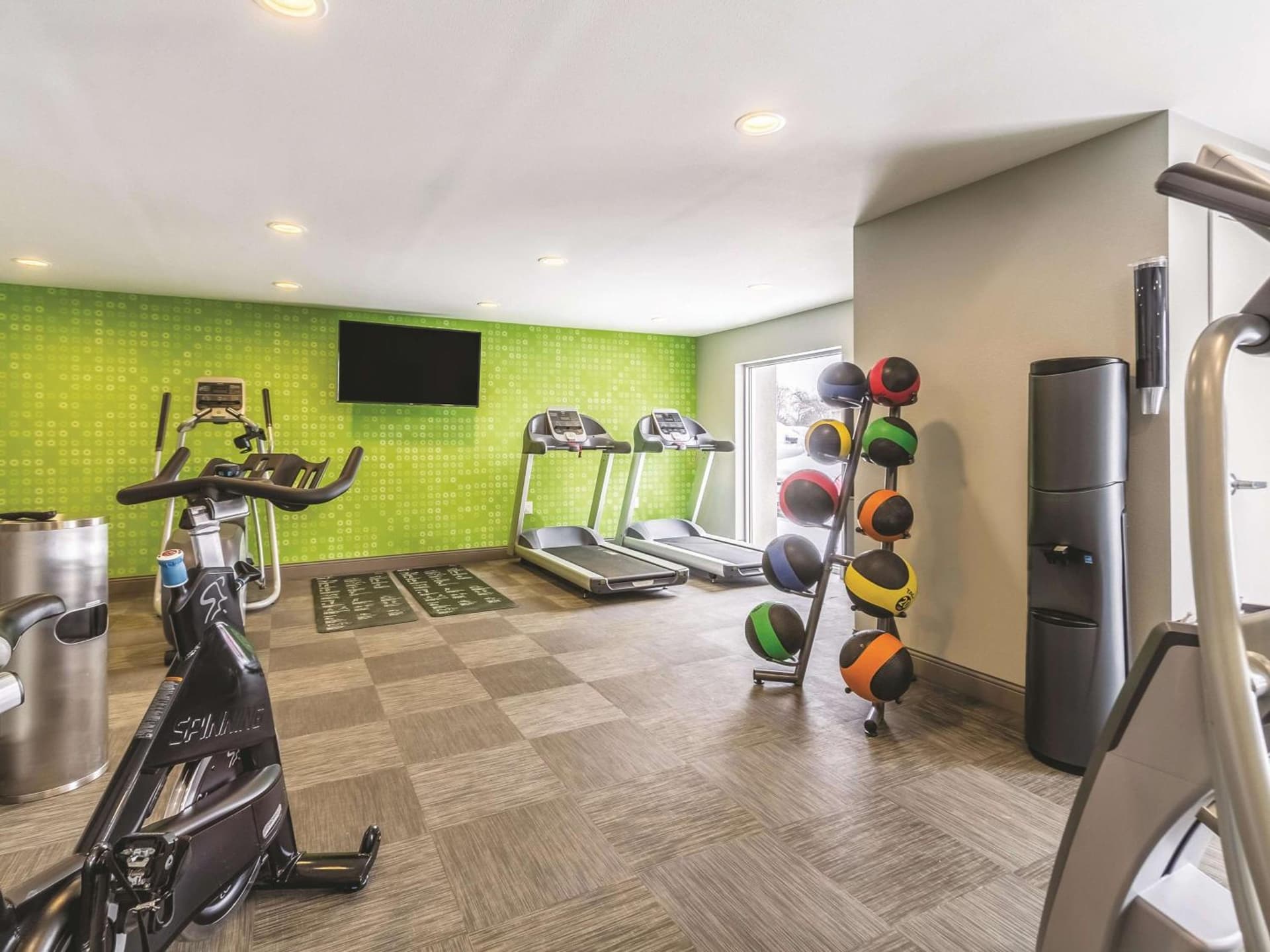 La Quinta Inn & Suites by Wyndham Cleveland - Airport North interior in Cleveland, OH — gallery photo 2