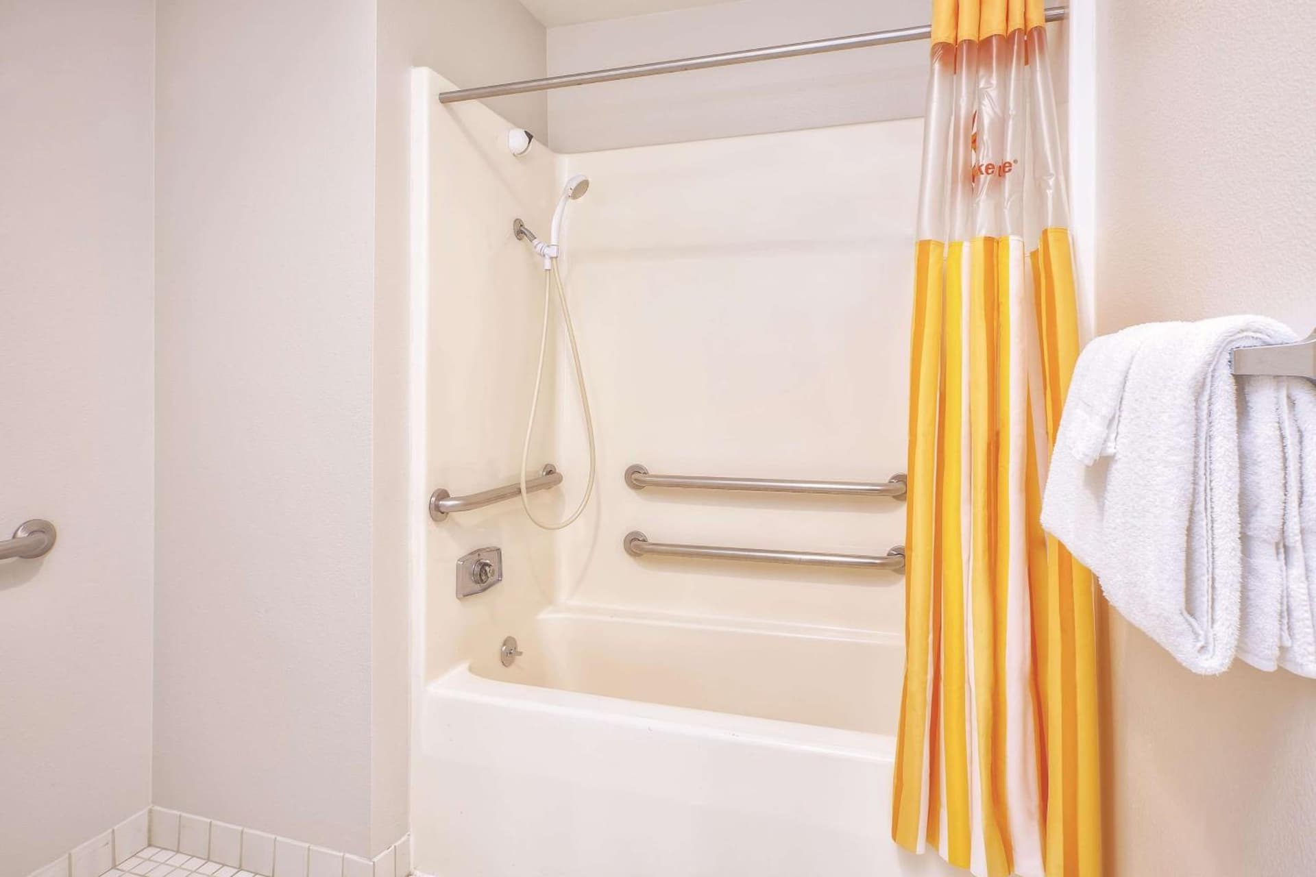 La Quinta Inn by Wyndham Toledo Perrysburg gallery photo in Perrysburg, OH — image 8