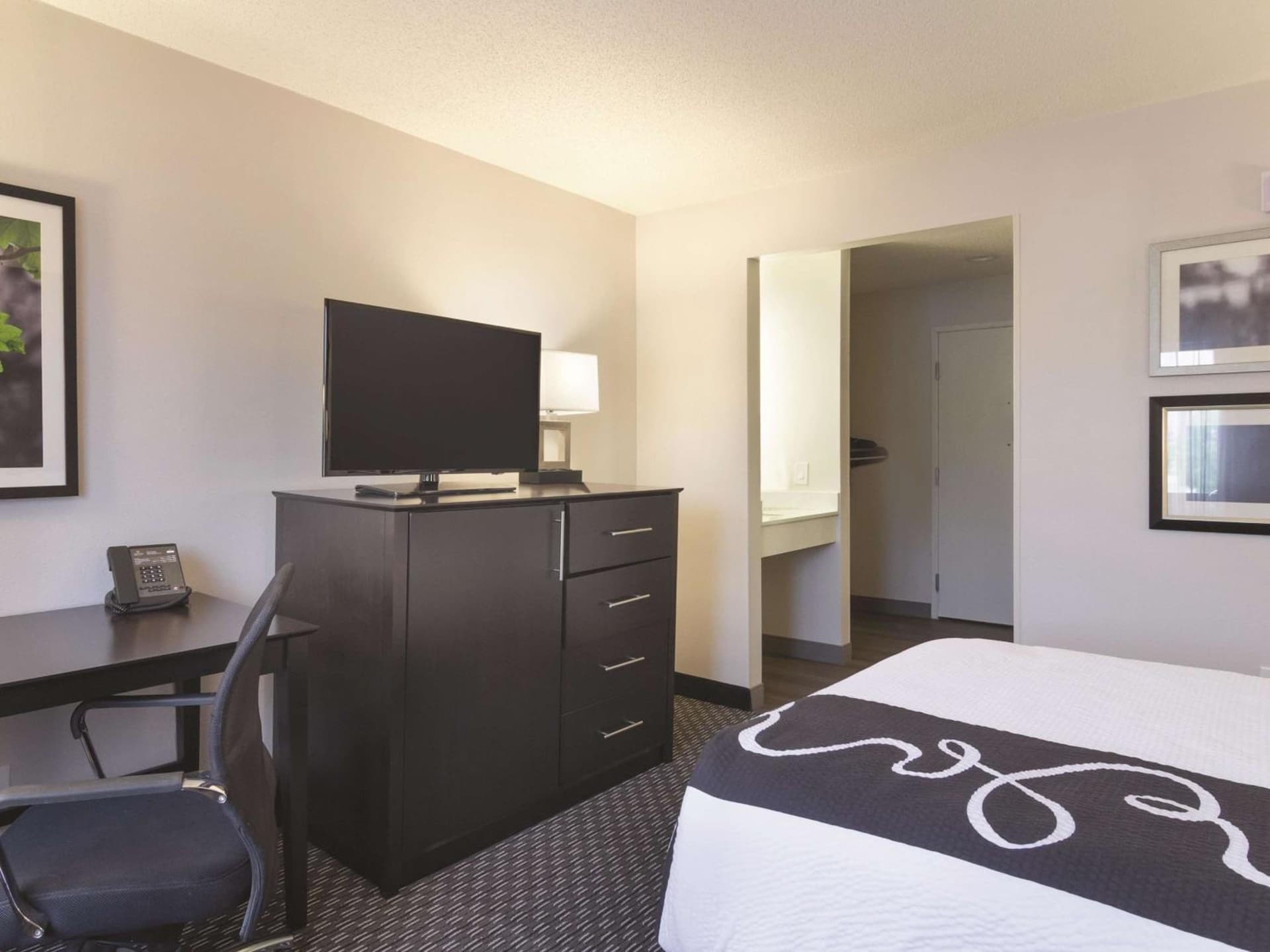 La Quinta Inn & Suites by Wyndham Cleveland - Airport North gallery photo in Cleveland, OH — image 43