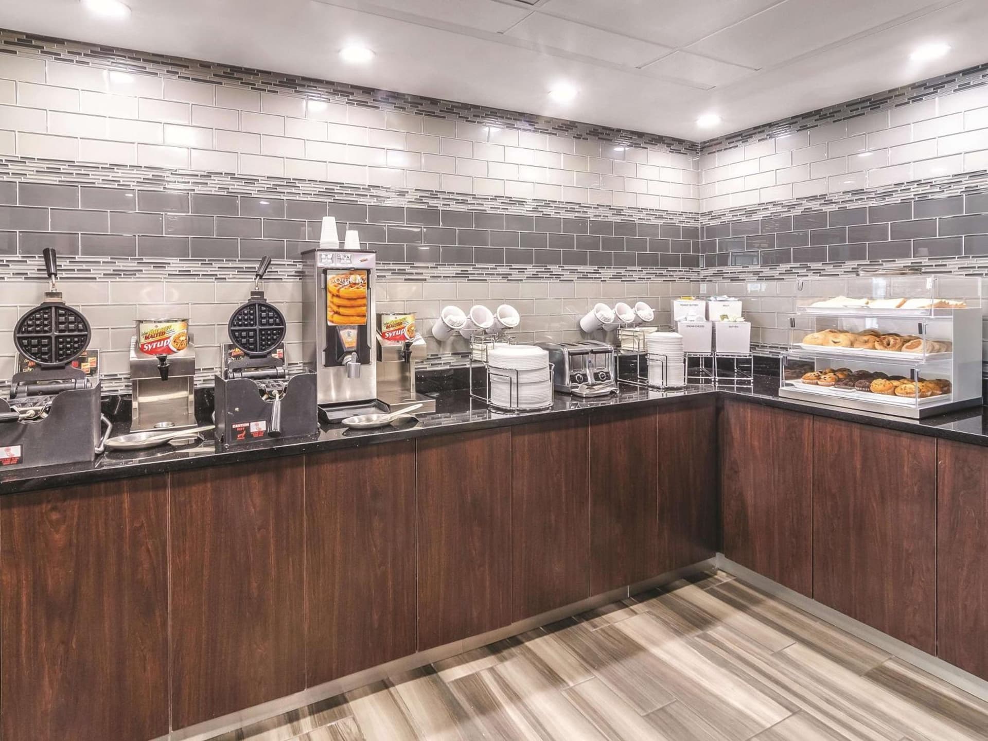 La Quinta Inn & Suites by Wyndham Myrtle Beach - N Kings Hwy gallery photo in Myrtle Beach, SC — image 35