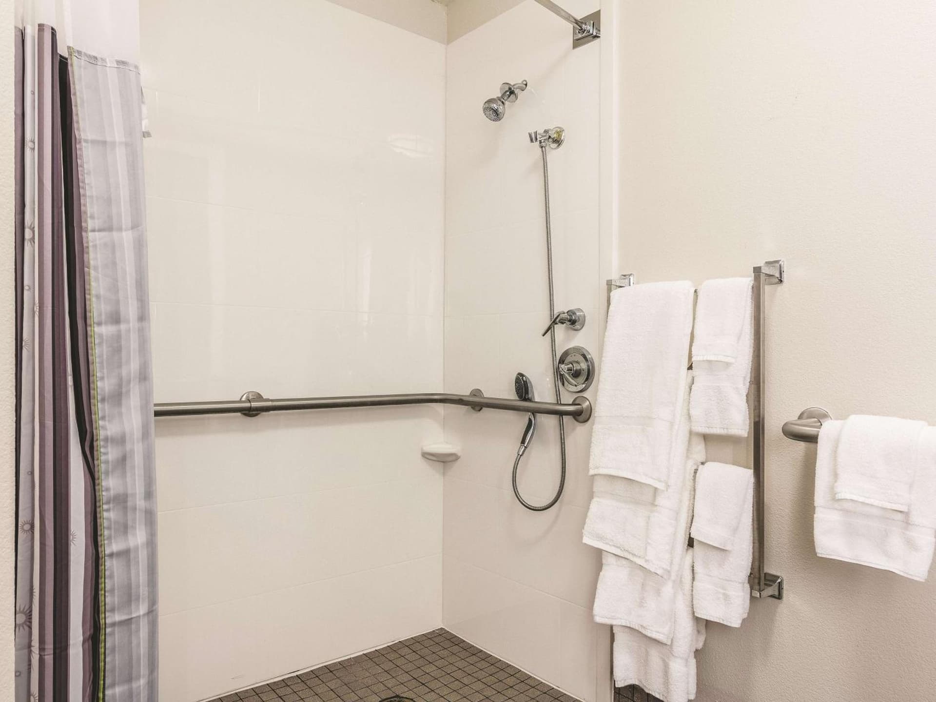 La Quinta Inn & Suites by Wyndham Shreveport Airport gallery photo in Shreveport, LA — image 9