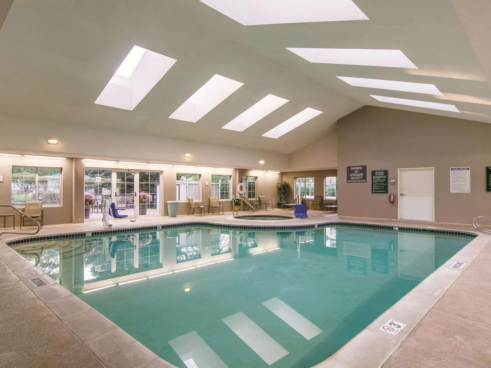 La Quinta Inn & Suites by Wyndham Denver Airport DIA interior in Denver, CO — gallery photo 2