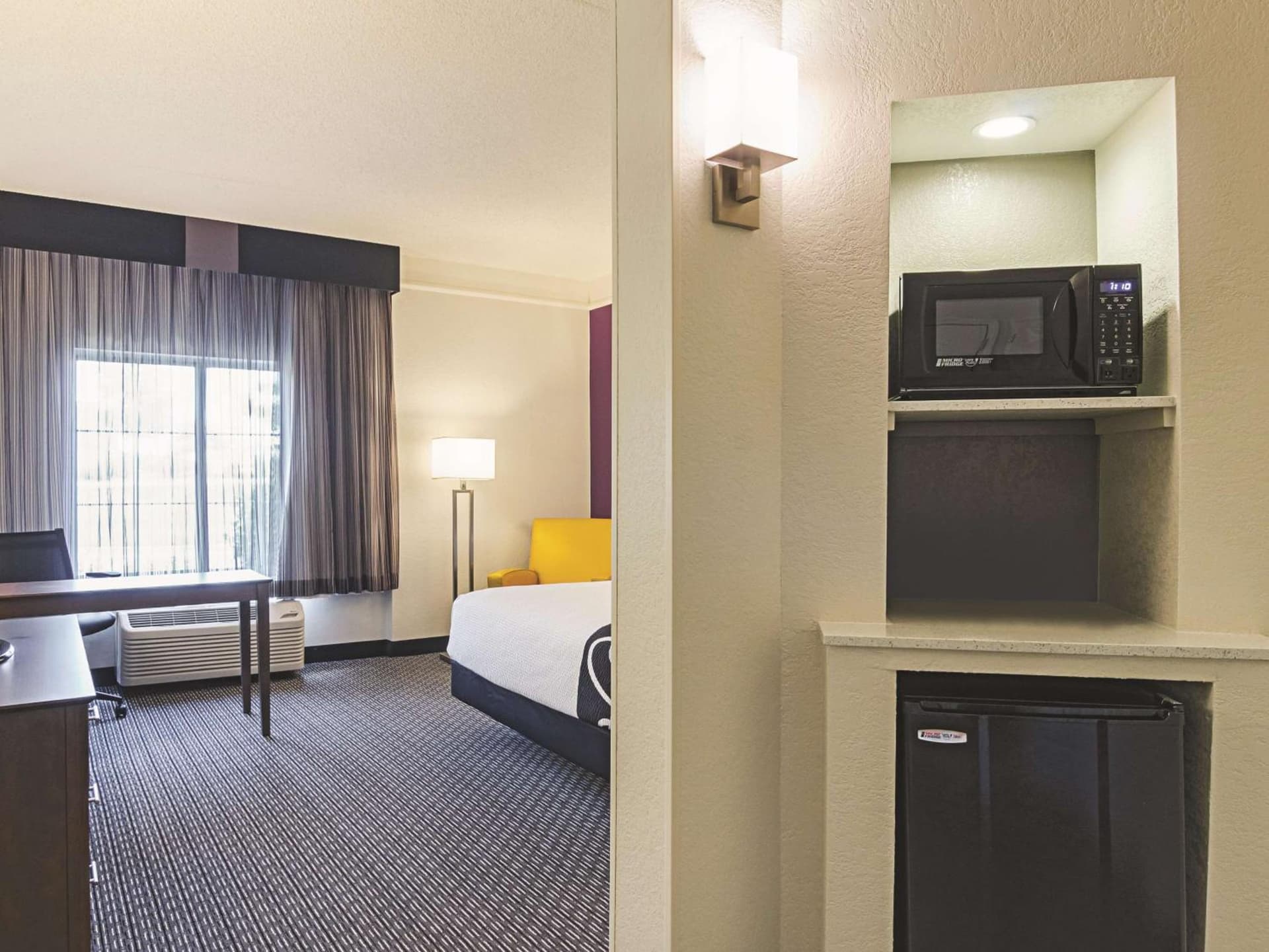 La Quinta Inn & Suites by Wyndham Denver Airport DIA gallery photo in Denver, CO — image 21