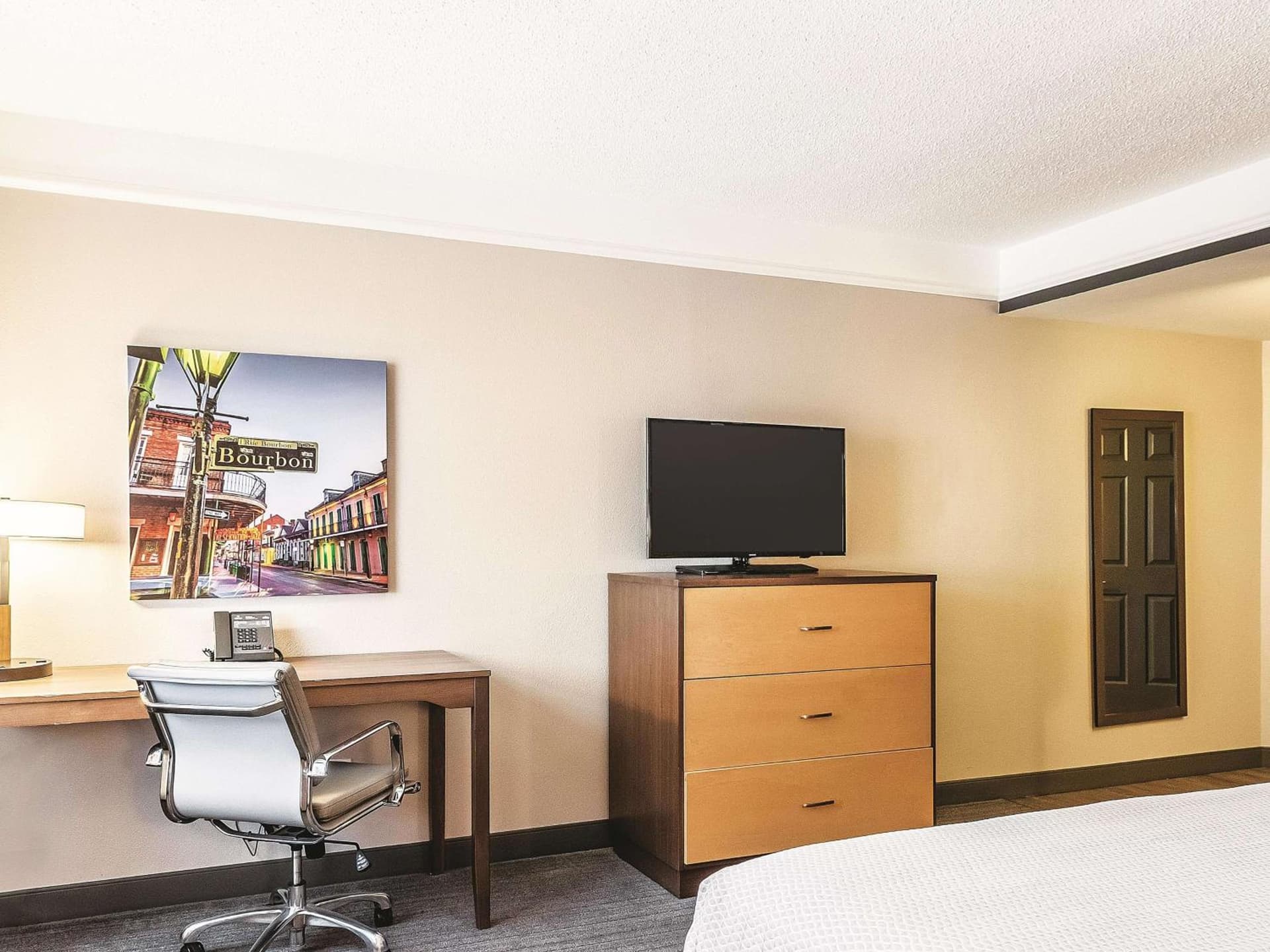La Quinta Inn & Suites by Wyndham New Orleans Downtown gallery photo in New Orleans, LA — image 9