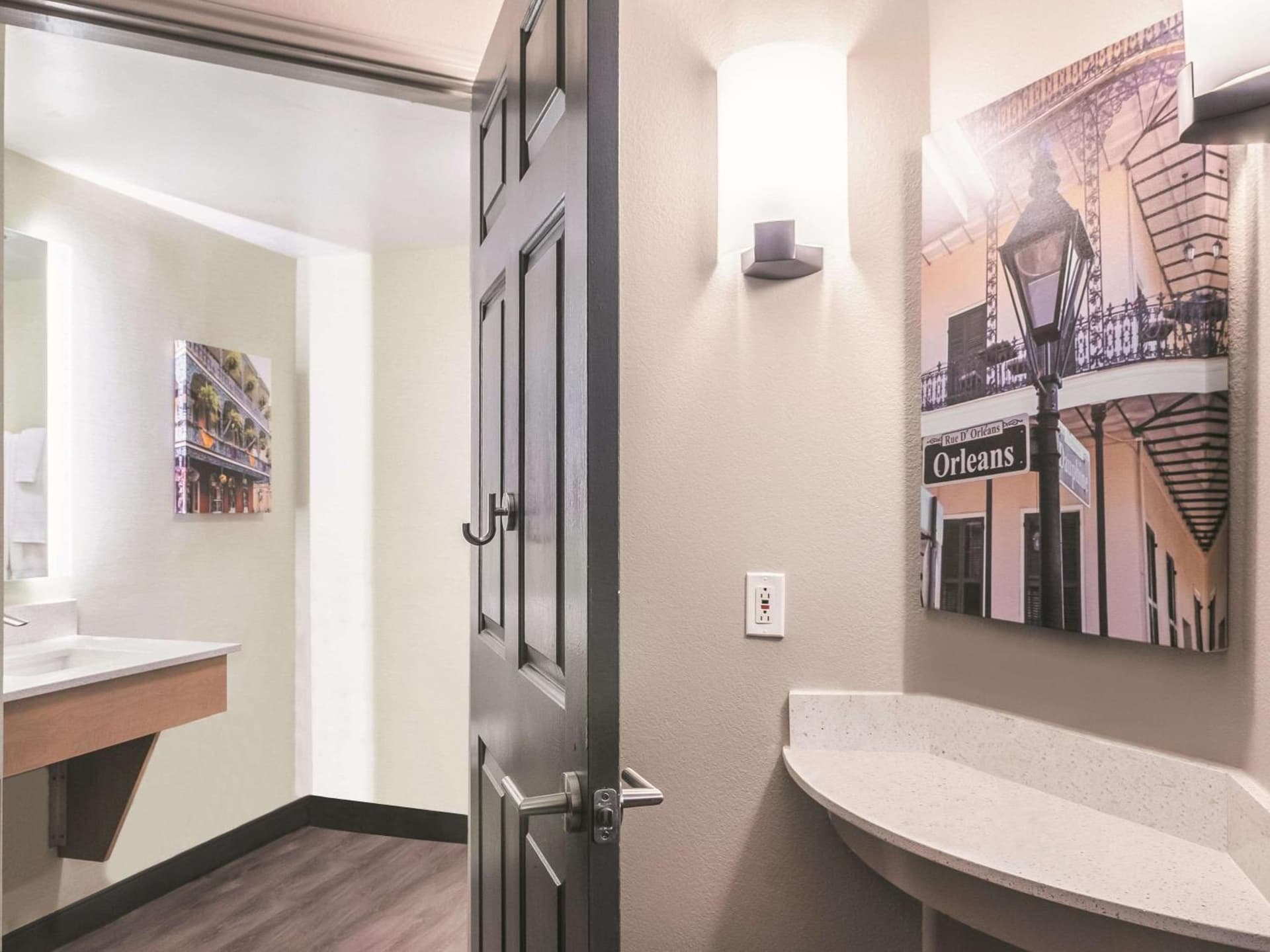 La Quinta Inn & Suites by Wyndham New Orleans Downtown interior in New Orleans, LA — gallery photo 2