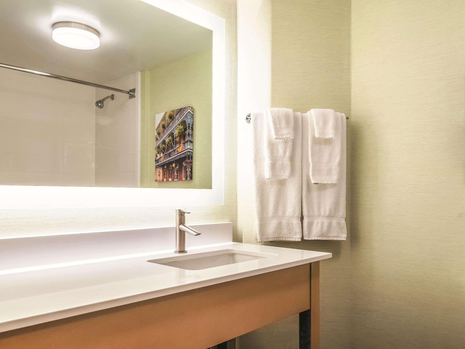 La Quinta Inn & Suites by Wyndham New Orleans Downtown gallery photo in New Orleans, LA — image 4