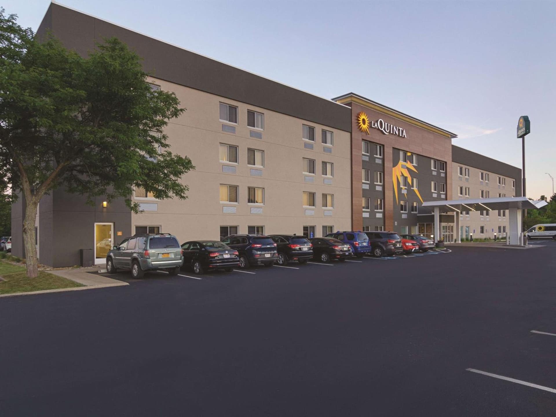 La Quinta Inn & Suites by Wyndham Cleveland - Airport North gallery photo in Cleveland, OH — image 16