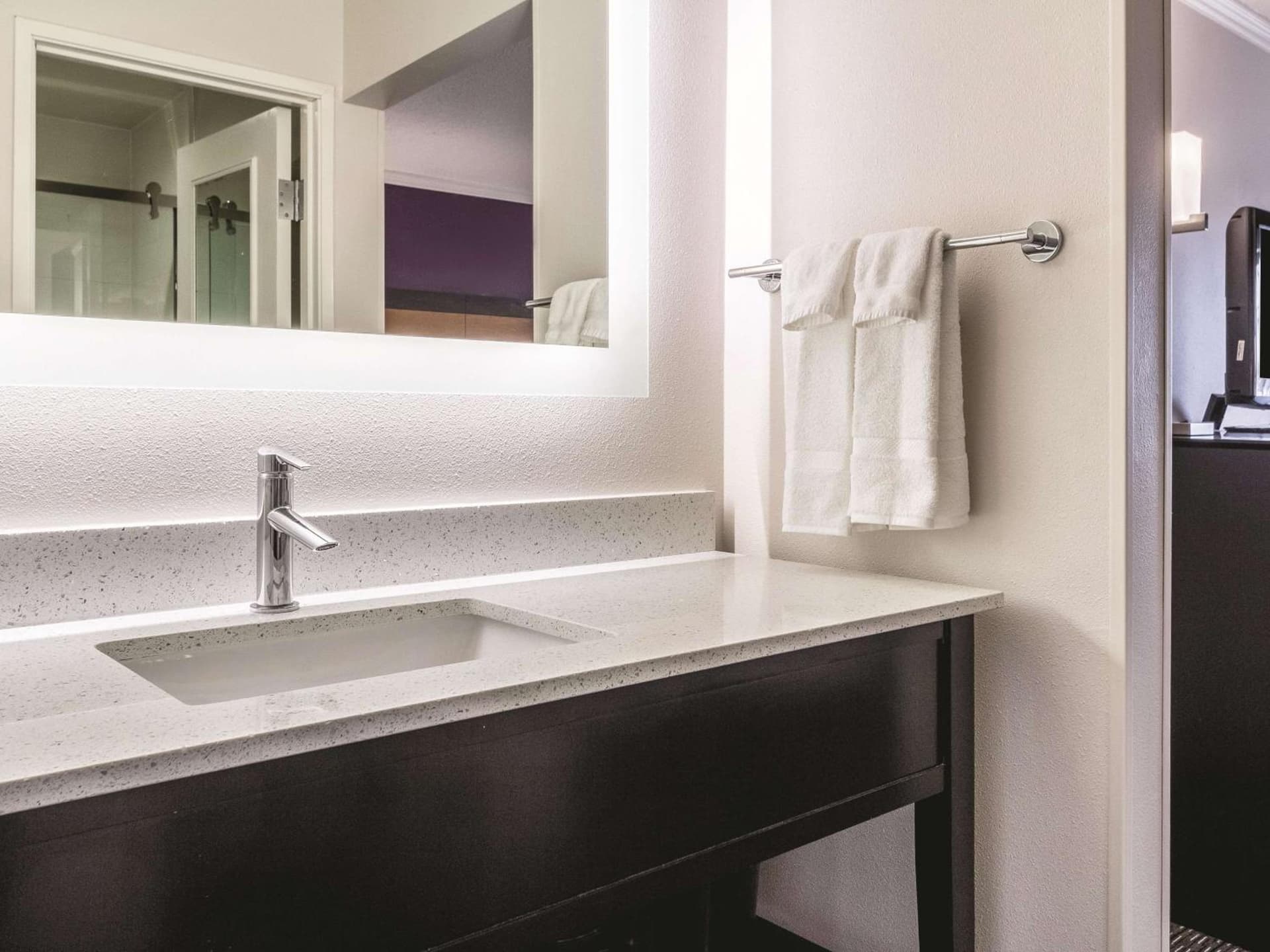 La Quinta Inn & Suites by Wyndham Cleveland - Airport North gallery photo in Cleveland, OH — image 30