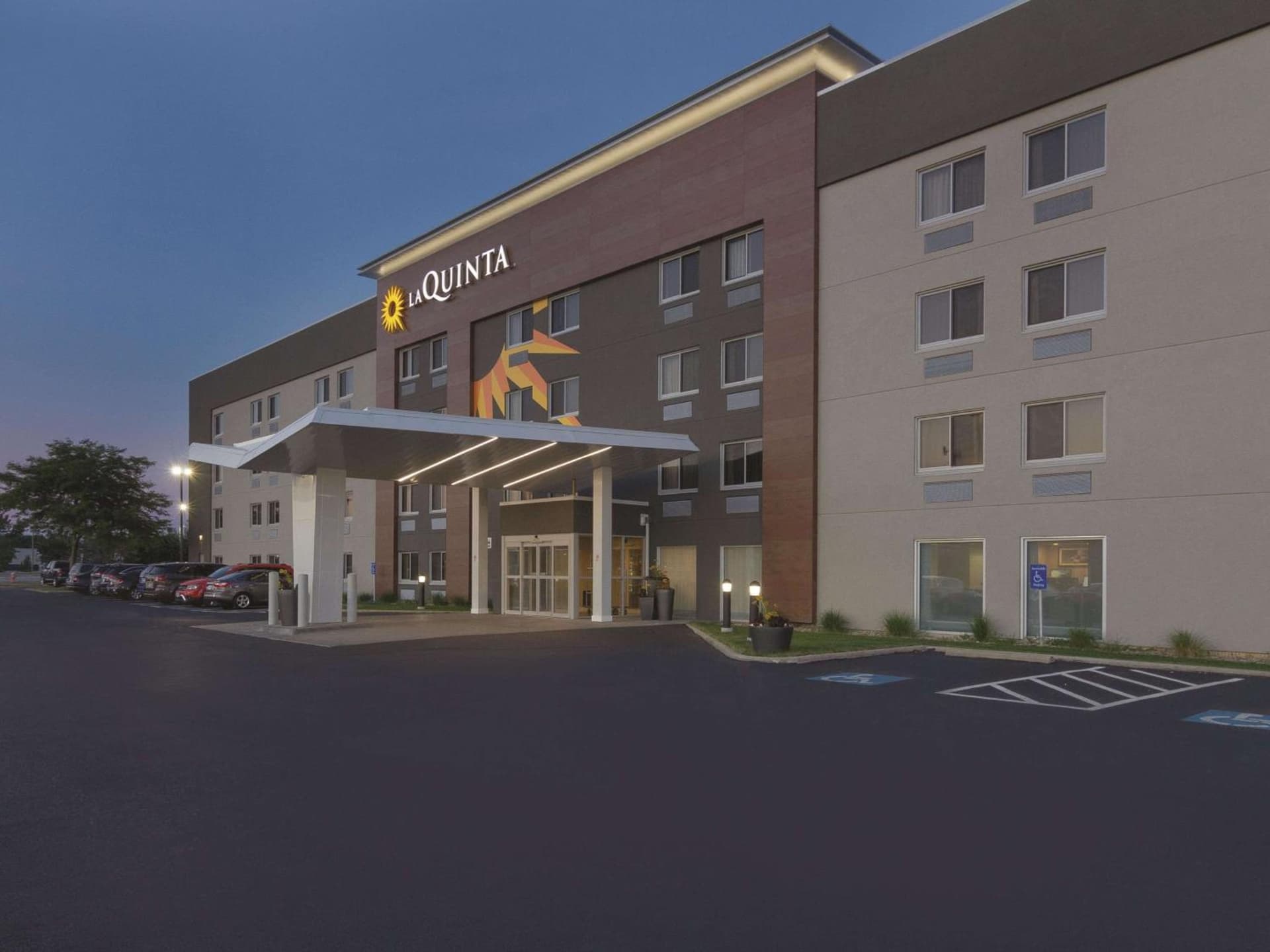 La Quinta Inn & Suites by Wyndham Cleveland - Airport North interior in Cleveland, OH — gallery photo 2