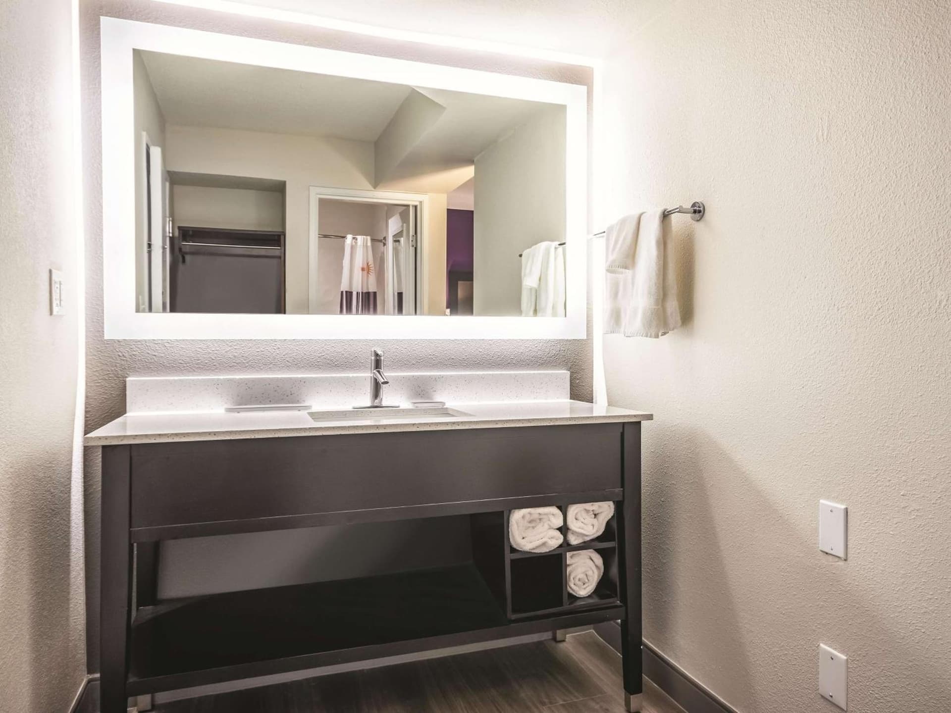 La Quinta by Wyndham Hartford Bradley Airport gallery photo in Windsor Locks — image 47