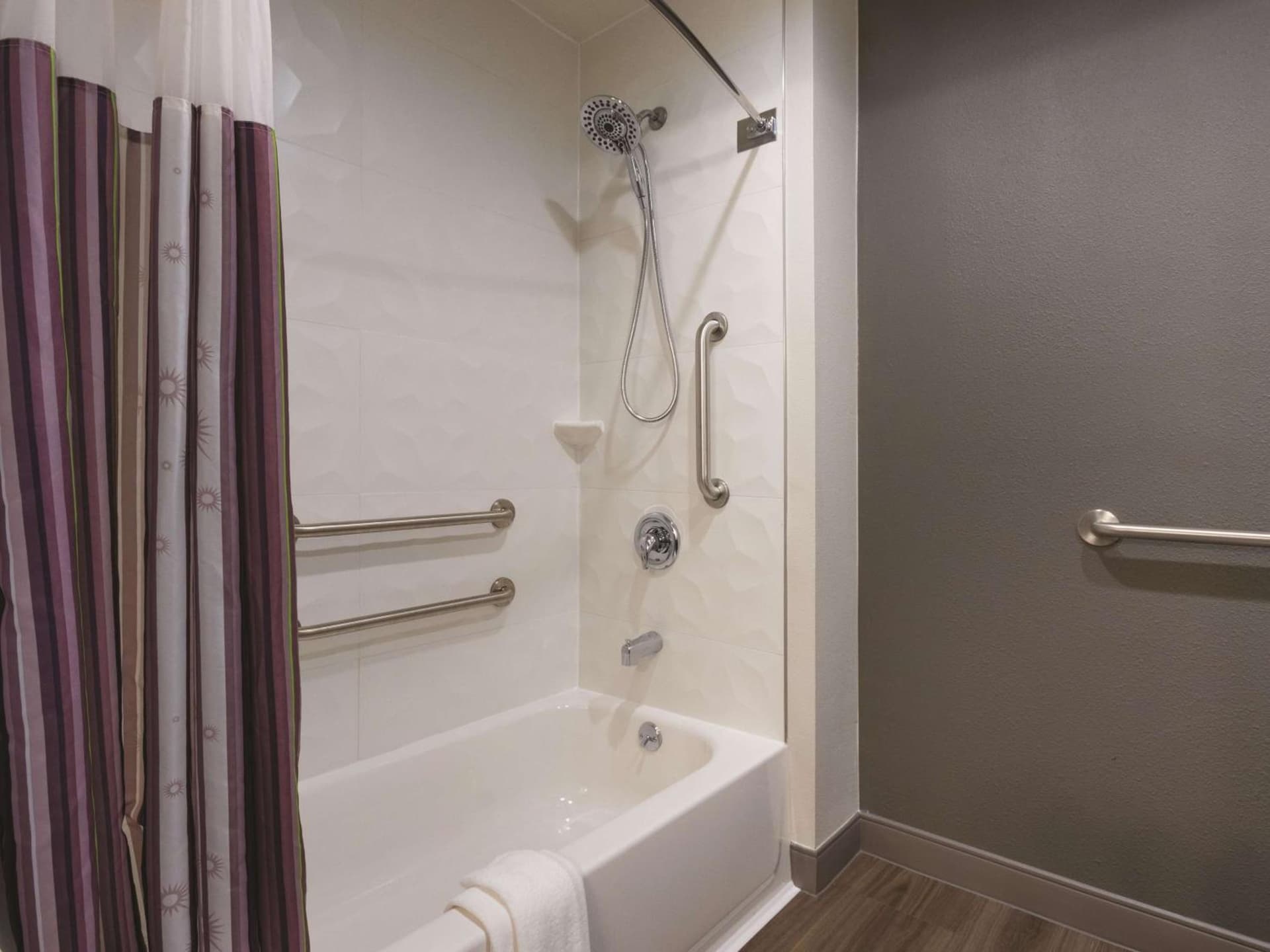 La Quinta by Wyndham Hartford Bradley Airport gallery photo in Windsor Locks — image 10