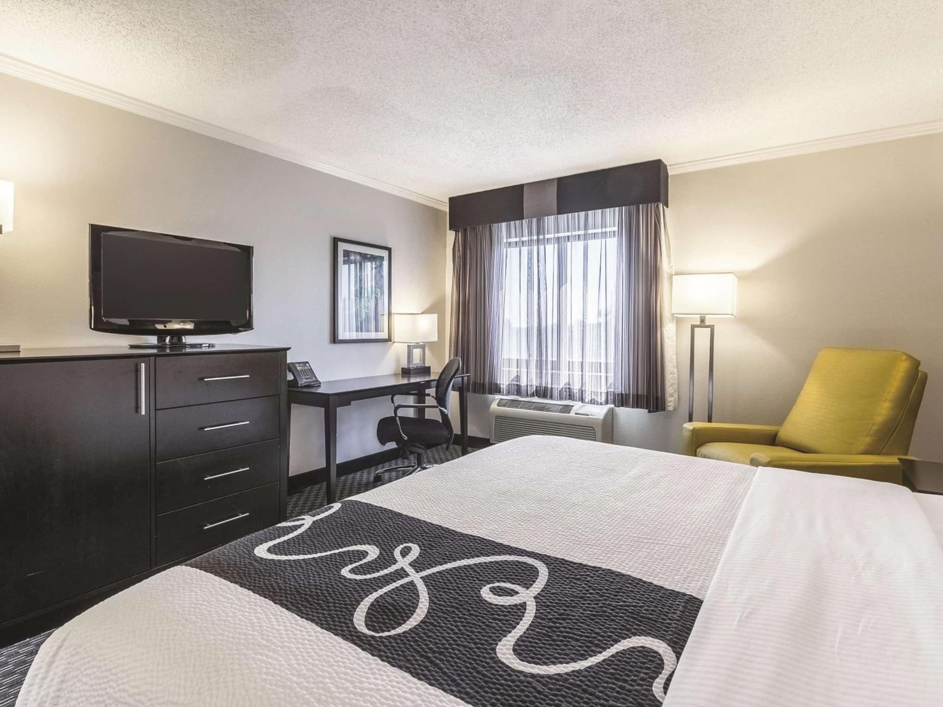 La Quinta Inn & Suites by Wyndham Cleveland - Airport North gallery photo in Cleveland, OH — image 24