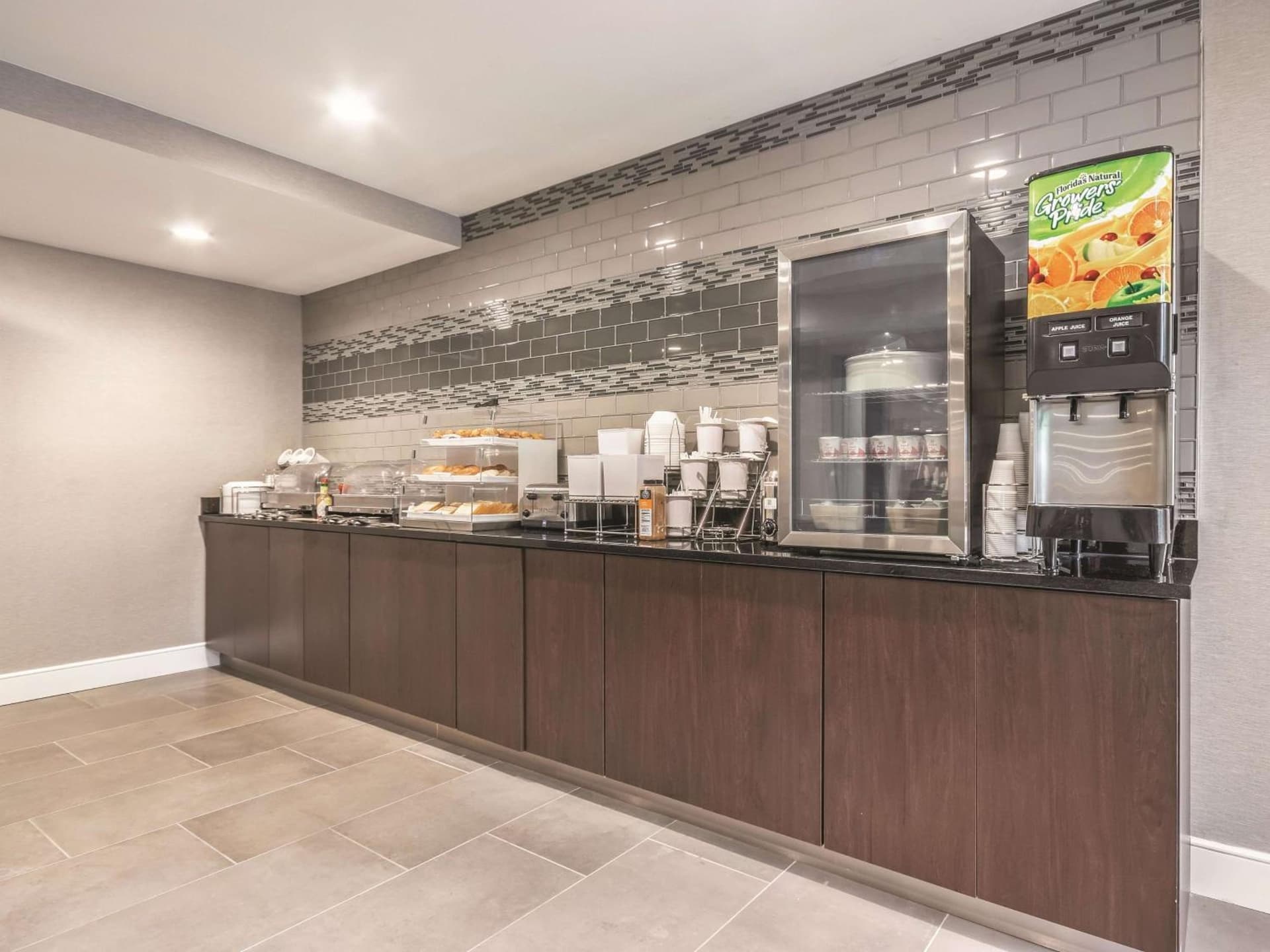 La Quinta by Wyndham Hartford Bradley Airport gallery photo in Windsor Locks — image 27