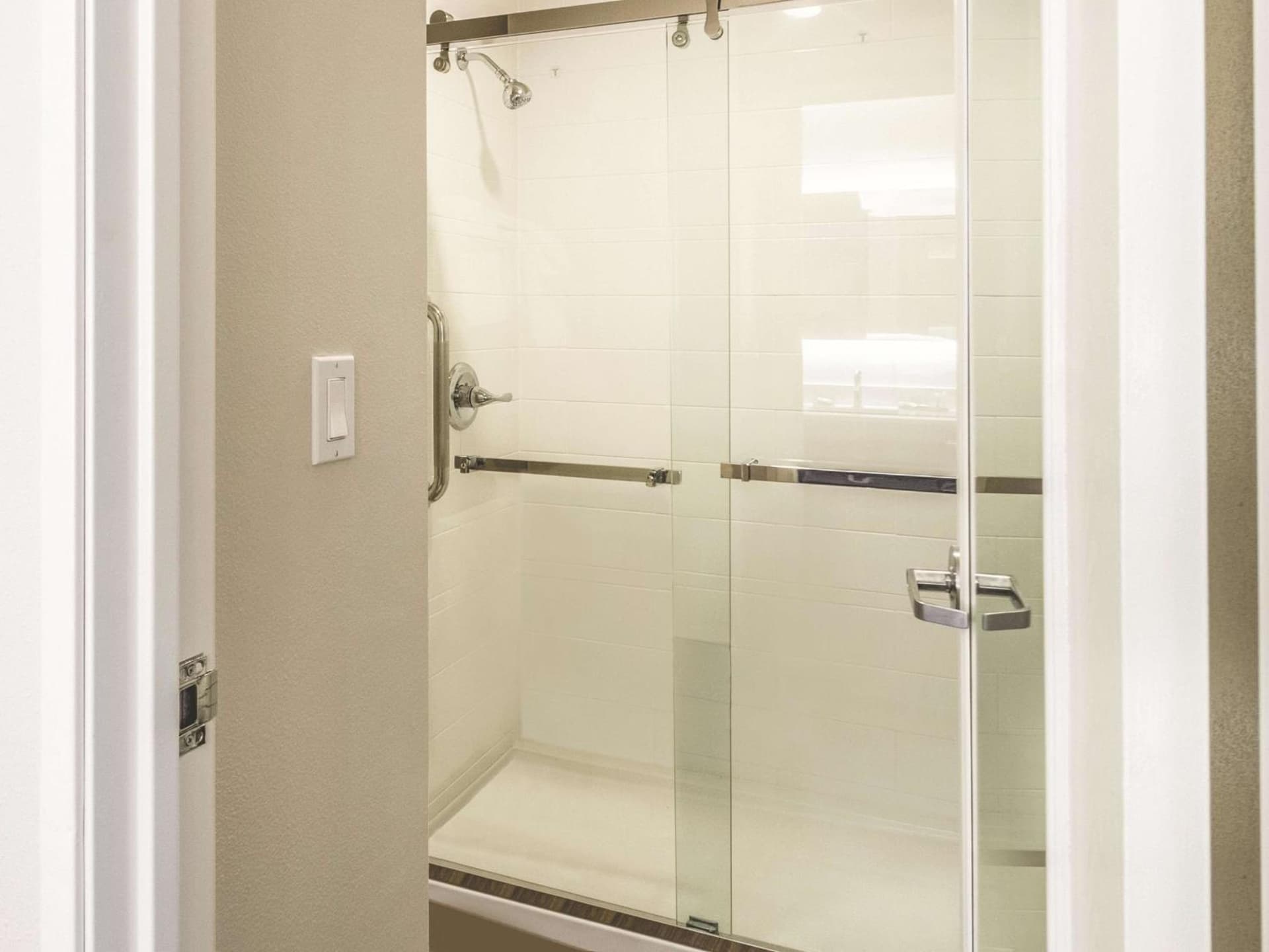 La Quinta Inn & Suites by Wyndham Cleveland - Airport North gallery photo in Cleveland, OH — image 11