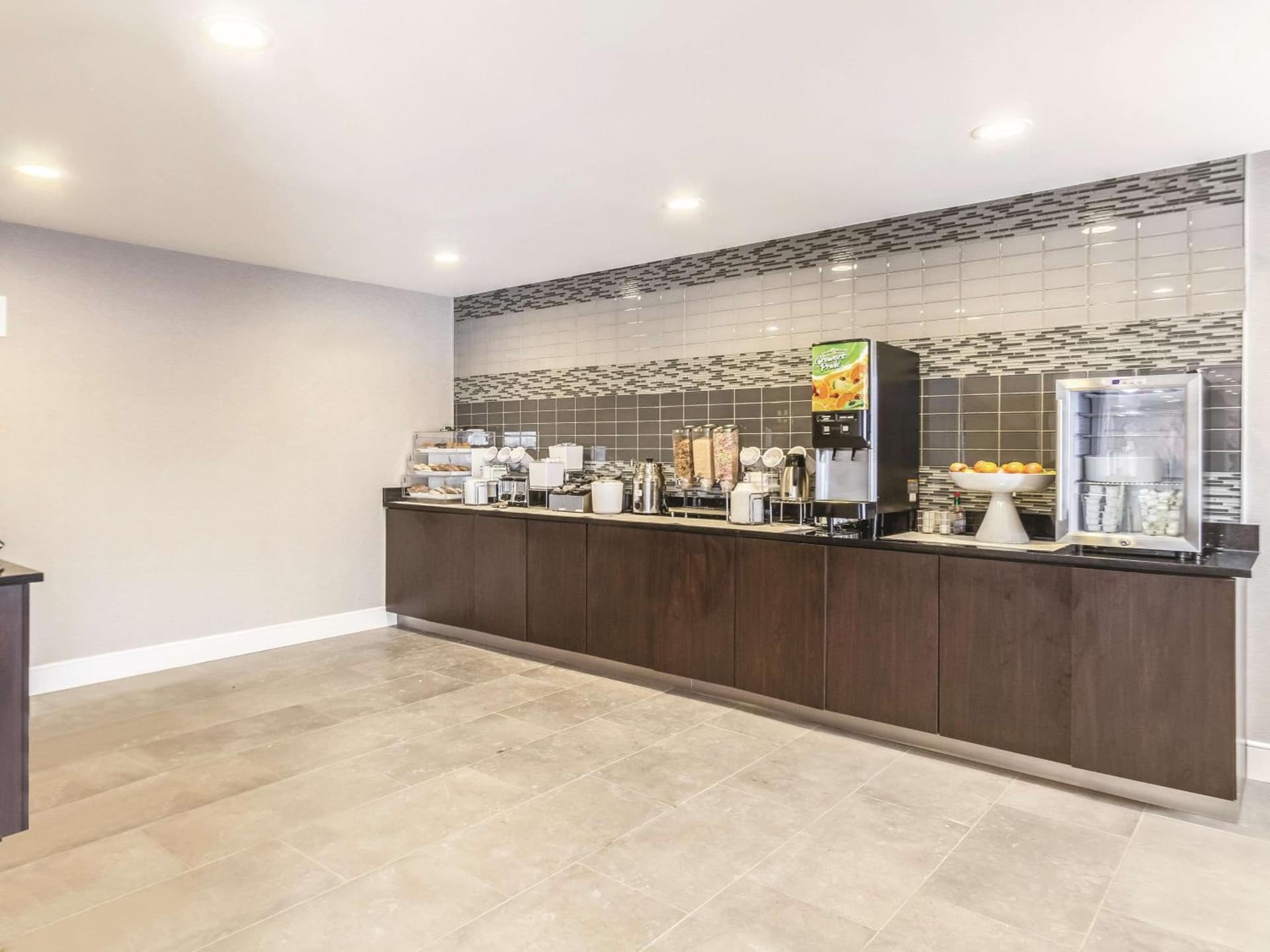 La Quinta Inn & Suites by Wyndham Cleveland - Airport North gallery photo in Cleveland, OH — image 26