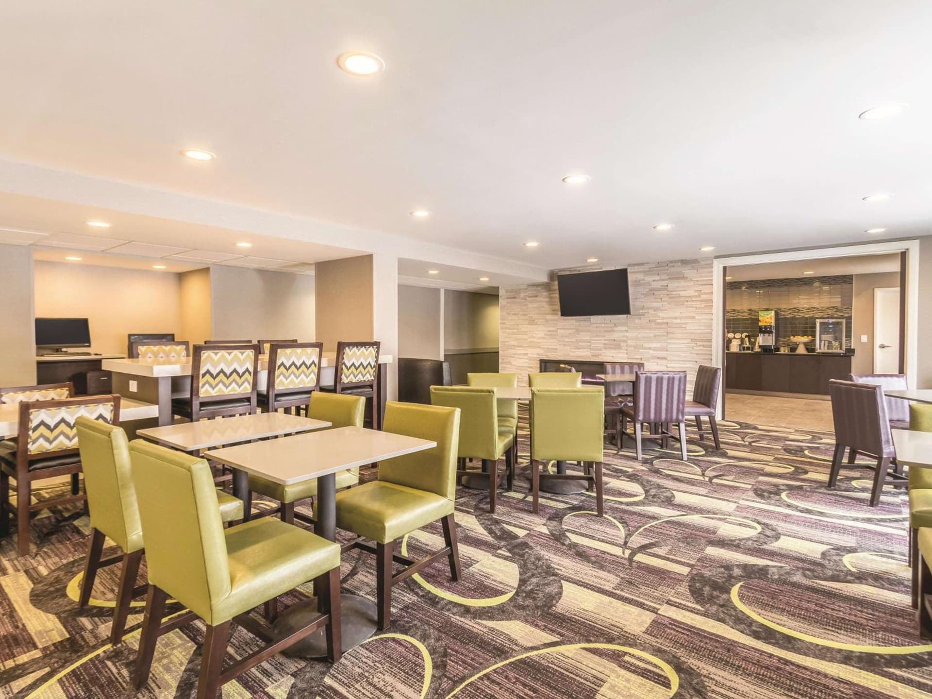 La Quinta Inn & Suites by Wyndham Cleveland - Airport North gallery photo in Cleveland, OH — image 31