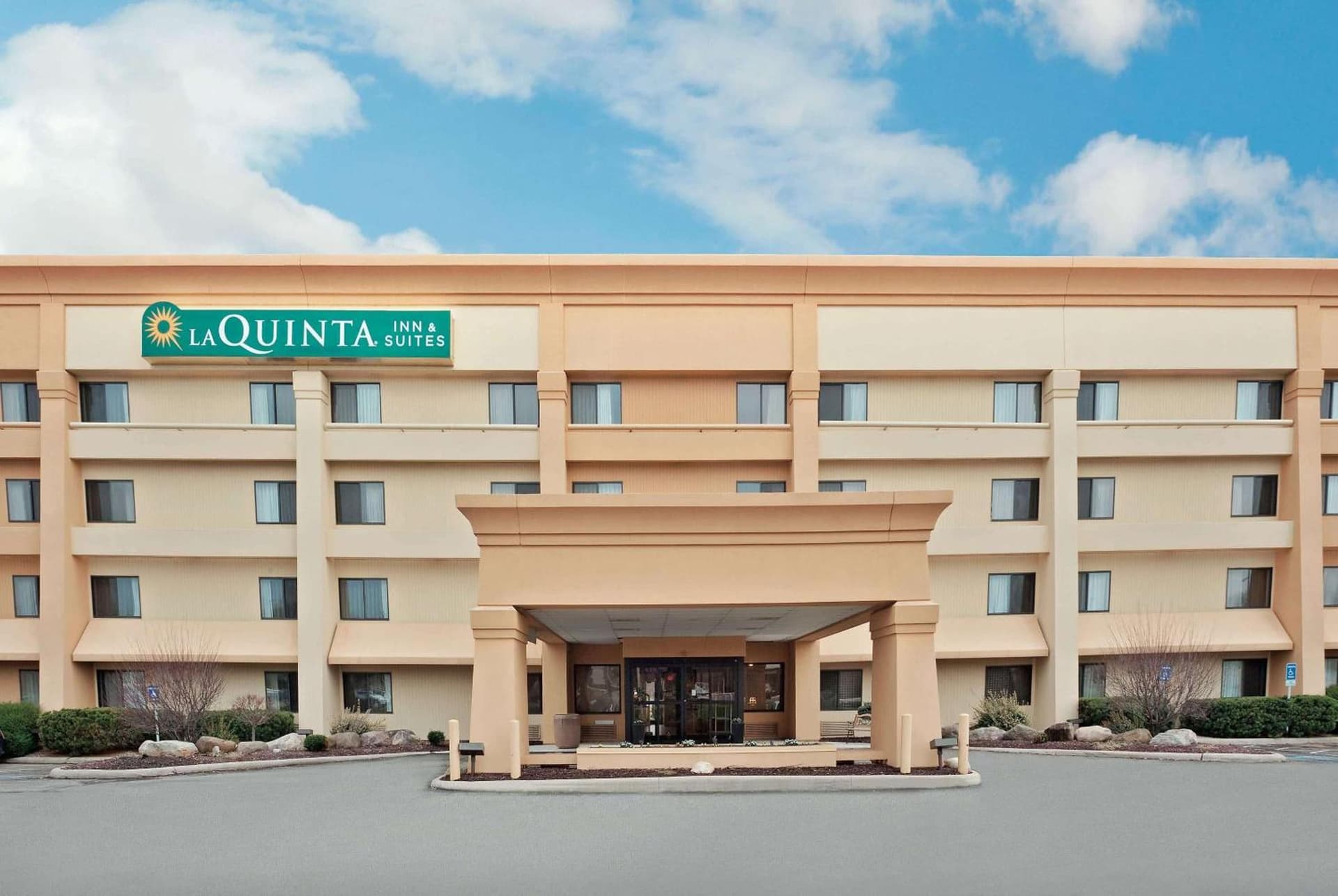 La Quinta by Wyndham Mansfield OH featured exterior or lobby in Mansfield, OH — similar hotel