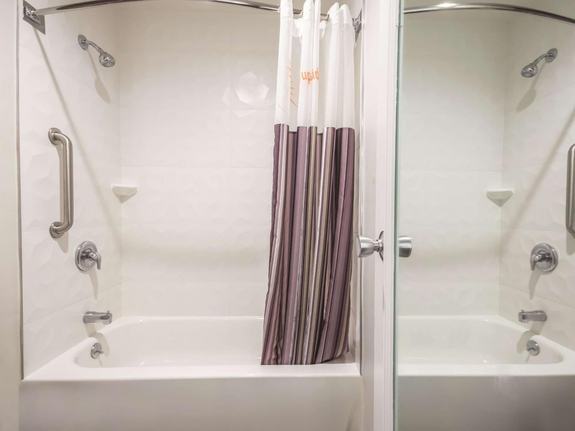 La Quinta by Wyndham Hartford Bradley Airport gallery photo in Windsor Locks — image 36