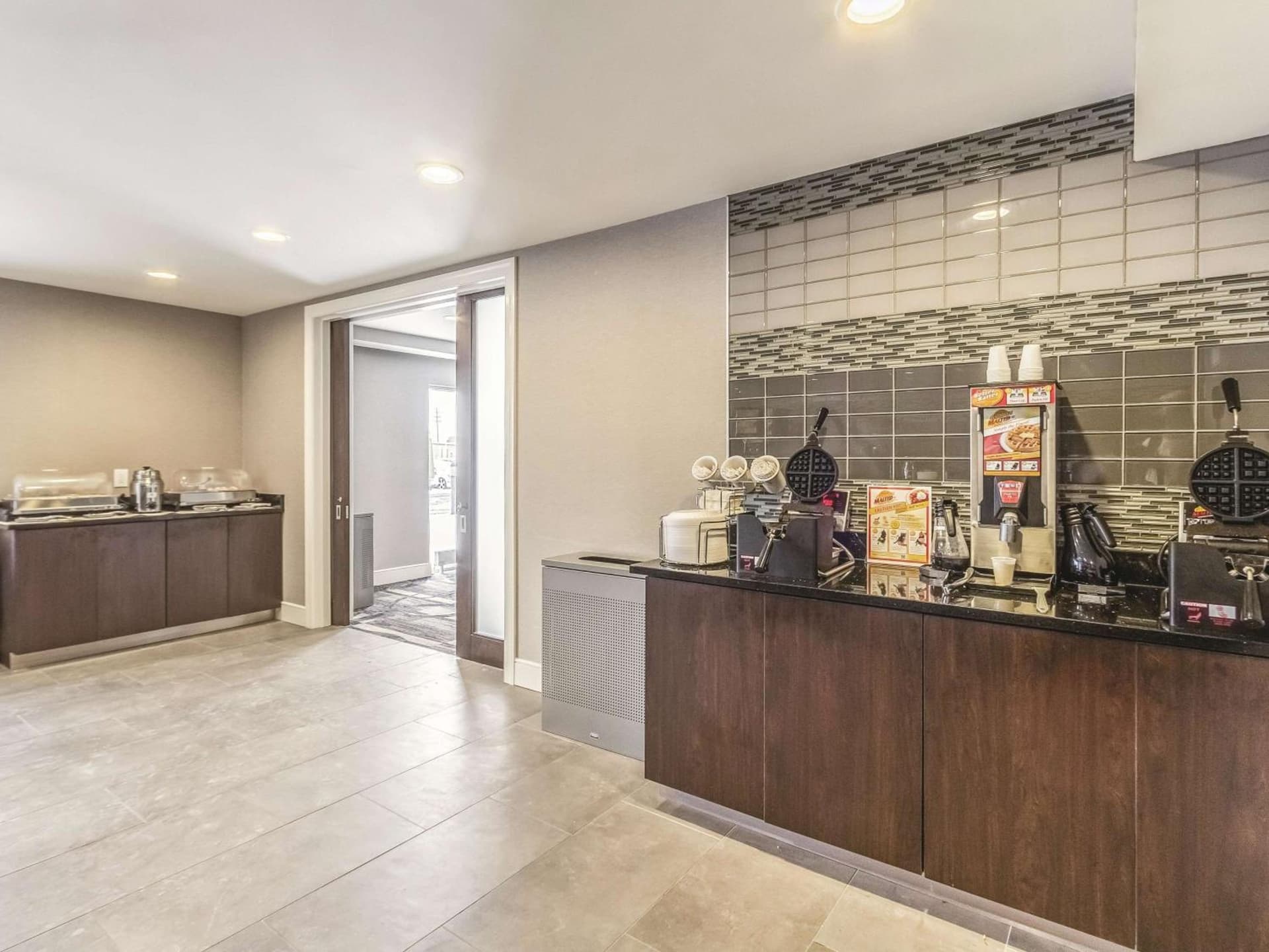 La Quinta Inn & Suites by Wyndham Cleveland - Airport North gallery photo in Cleveland, OH — image 17