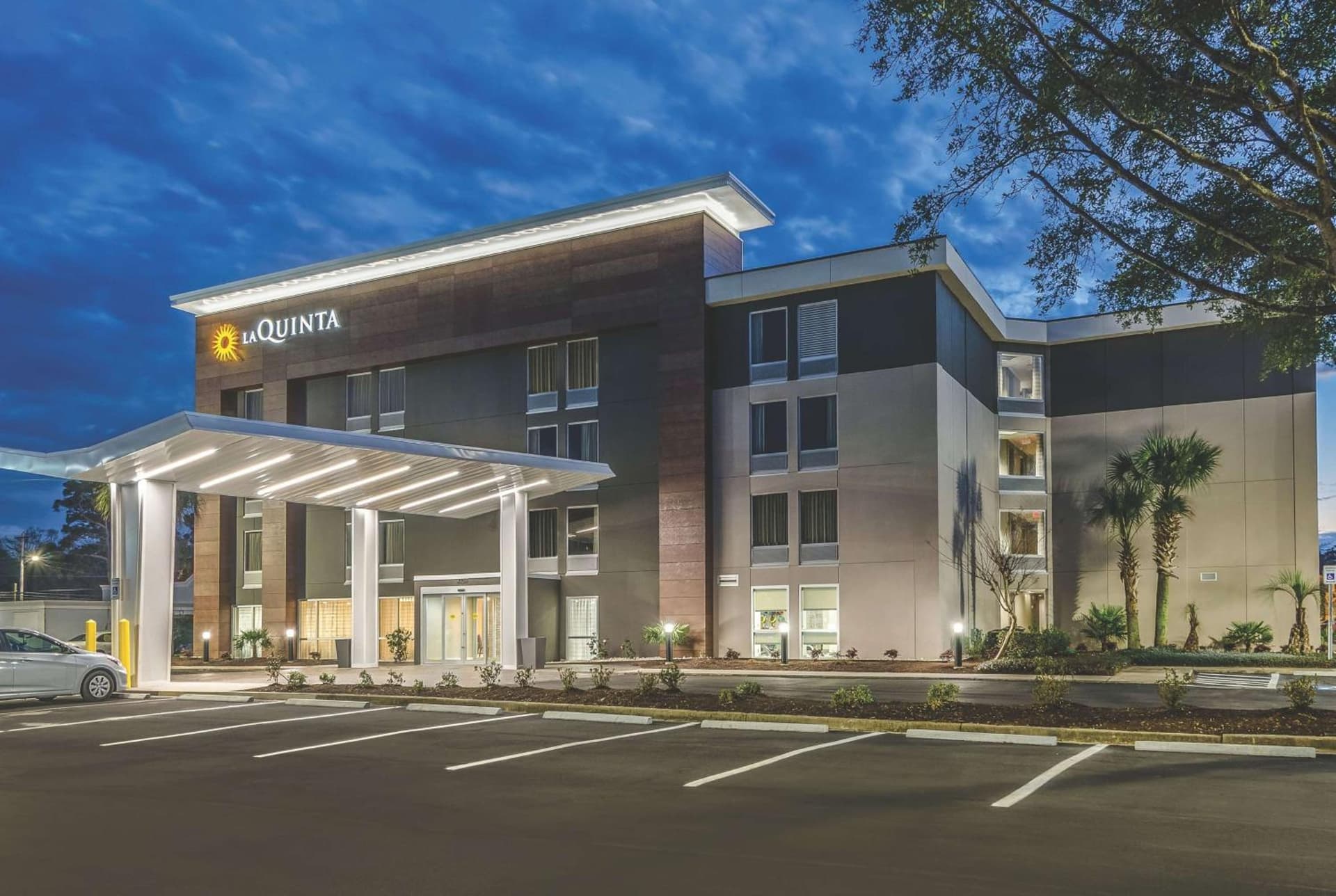 La Quinta Inn & Suites by Wyndham Myrtle Beach - N Kings Hwy interior in Myrtle Beach, SC — gallery photo 2