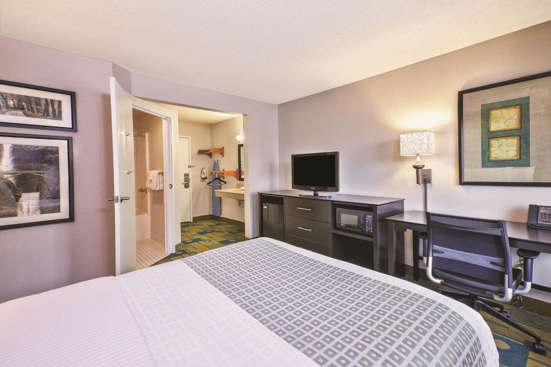 La Quinta Inn by Wyndham Toledo Perrysburg interior in Perrysburg, OH — gallery photo 2