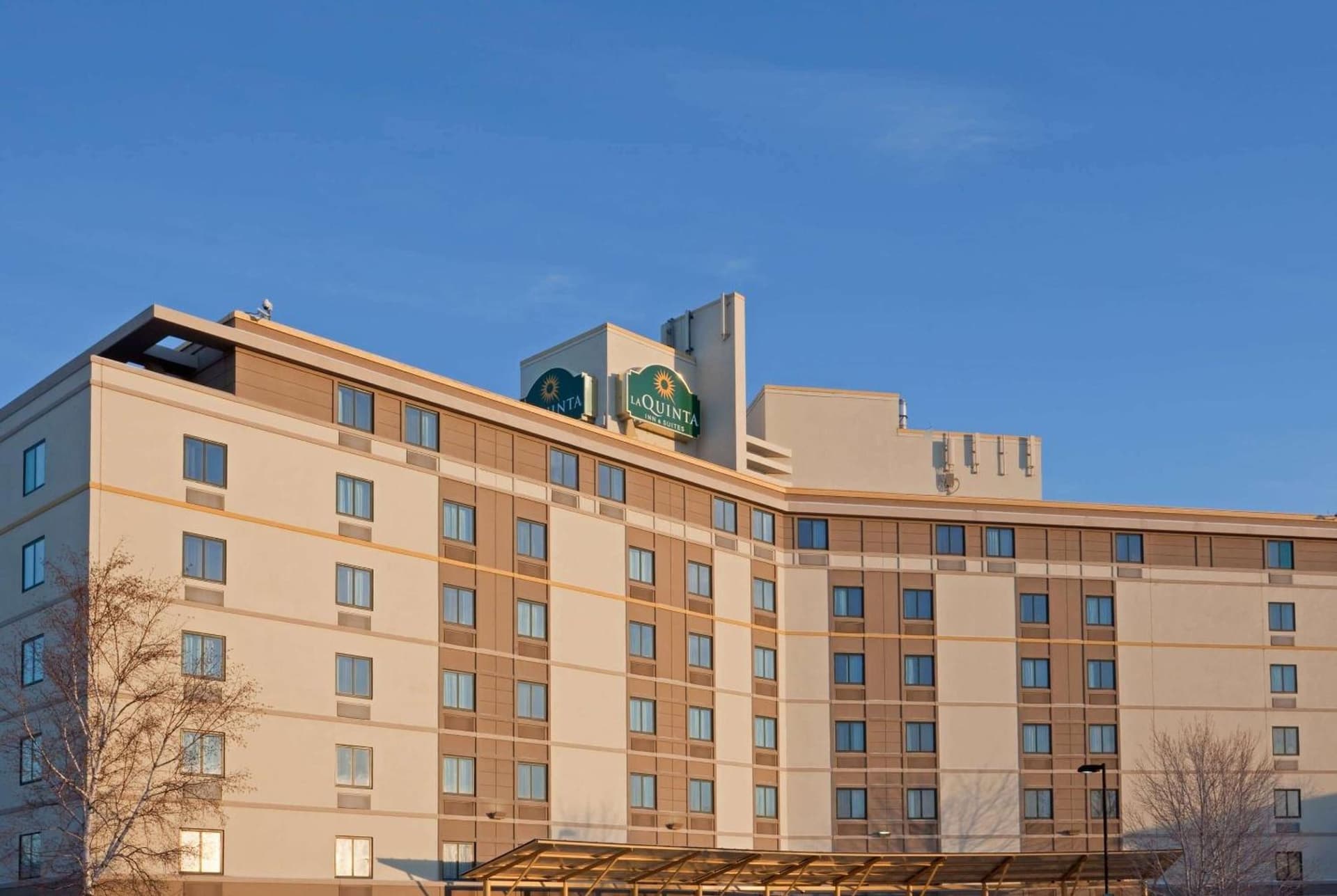 La Quinta Inn & Suites by Wyndham Boston Somerville interior in Somerville, MA — gallery photo 2