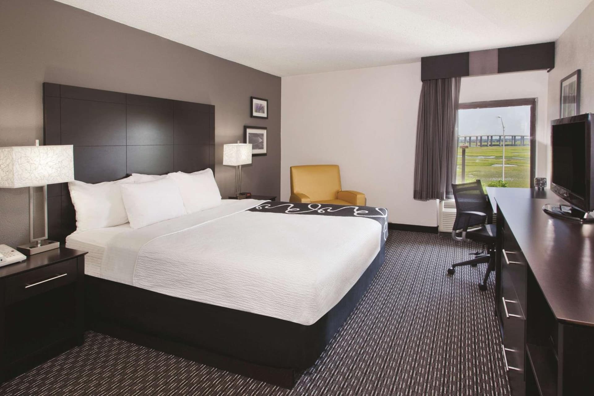 La Quinta Inn & Suites by Wyndham Charleston Riverview gallery photo in Charleston, SC — image 5